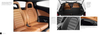 O encosto do banco
traseiro assimetrica-
mente dividido cria o
espaço suficiente,
quando se pretende
transportar objectos
mais volumosos.
Os estofos em couro
“Vienna” são disponi-
bilizados nas cores trufa
e preto. Em ambas as
versões os bancos dian-
teiros têm aquecimento
e integram apoio lom-
bar com regulação eléc-
trica.
Os bancos dianteiros ajustáveis em altura podem ser regulados à sua
estatura, por meio de um reduzido número de gestos e contribuem para uma
postura descontraída.
Scirocco – Interior
O banco traseiro com contornos desportivos e
encostos de cabeça integrados oferece também
aos passageiros de trás a experiência de uma via-
gem confortável numa condução desportiva.
24
 