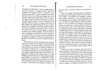 100 ANTECEDENTES HISTÓRICOS
el Consejo de los Quinientos —que se encargaba de la. ma­
yoría de los asuntos— se elegía por sorteo. Cada año la
Asamblea tenía el poder de ejercer el “ostracismo” contra
una persona (que debía, entonces, abandonar Ática durante
diez años): éste era otro medio para impedir que un solo
individuo adquiriera demasiado poder. Tal era la constitu­
ción vigente cuando los atenienses derrotaron a los persas.
Los persas habían arribado a la costa de Maratón en una
expedición punitiva contra los atenienses porque éstos ha­
bían ayudado a las ciudades griegas de Jonia en su levanta­
miento contra el gobierno persa; Persia intentó conquistar
toda Grecia y emprendió una invasión en 480 a.C.; los per­
sas ocuparon Atenas pero la alianza griega, en la que los
atenienses (que se habían replegado a la isla de Salamina)
eran el contingente más importante, derrotó a los persas en
el mar. Esta victoria es el tema de Lospersas de Esquilo. Al
año siguiente, los griegos, con Esparta a la cabeza, también
derrotaron a los persas en tierra, en la batalla de Platea, en
Beoda.
Al año siguiente, mientras continuaban los operativos
contra Persia, quedó claro que Esparta no pretendía dirigir
a los griegos en una guerra continua, pero Atenas sí: de
modo que Atenas se convirtió en la líder de la Liga de Dé­
los y la liga se convirtió, pues, en una alianza permanente
contra Persia. Al principio era una alianza de iguales y mu­
chas ciudades-Estado aportaban barcos para la guerra, pero
gradualmente preferían mejor aportar dinero o se veían
obligadas a sustituir los barcos con tributo después de algún
intento fallido de separarse de la confederación. La flota
más grande y mejor entrenada era, con mucho, la de Atenas
y ésta controlaba el dinero; bajo Pericles los recursos se usa­
ron para la construcción de los grandiosos templos cuyas
ANTECEDENTES HISTÓRICOS ■ 101
ruinas son ahora la atracción turística más importante de
Atenas.
A partir de la década de 460 las reformas de Efialtes y
las innovaciones del liderazgo de Pericles crearon la demo­
cracia “radical”. La jurisdicción del Areópago, el antiguo
cuerpo jurídico aristocrático, se vio muy disminuida. Las
cortes populares con sus amplios jurados adquirieron poder
y, como la lucha por el poder político a menudo se desarro­
llaba en la corte, el cambio tuvo profundas consecuencias
políticas que permitieron a la gente ordinaria ser árbitro de
las luchas entre los más ricos. Se eliminaron los requisitos
de propiedad para aspirar a algún cargo público y los cargos
se asignaban por sorteo. Se instauró el pago de sueldos para
tales cargos (había pago por desempeñar varios cargos, por
participar en los jurados e incluso, durante algún tiempo,
por asistir a la Asamblea). Todo esto contribuyó á que la
soberanía popular fuera defacto y no sólo de iure. Es muy
probable que los campesinos de la provincia no hicieran un
esfuerzo especial por asistir a las reuniones rutinarias de la
Asamblea (el Pnyx, la colina donde se reunía la Asamblea,
tenía una capacidad sólo para seis mil personas), pero la
participación en la vida política estaba realmente abierta
para todos.
Al decir “para todos” nos referimos, claro está, a los ciu­
dadanos hombres y adultos. Atenas estaba repleta de escla­
vos; los historiadores aún debaten si la economía dependía
enteramente de la esclavitud, pero lo cierto es que la pobla­
ción de esclavos era muy considerable. Excepto para la reli­
gión, las mujeres eran oficialmente invisibles: eran una par­
te esencial de la polis pero, idealmente, nunca actuaban por
sí mismas, sino a través de sus padres, hermanos, esposos o
hijos. La tragedia, sin embargo, sistemáticamente se ocupa
 