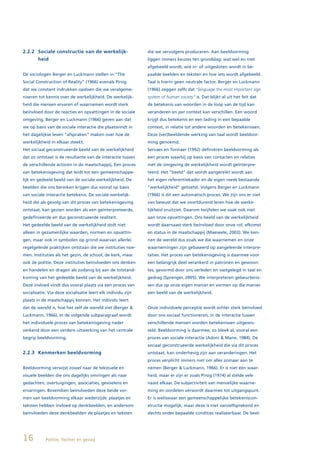 2.2.2 Sociale constructie van de werkelijk-                   die we vervolgens produceren. Aan beeldvorming
        heid                                                  liggen immers keuzes ten grondslag: wat wel en niet
                                                              afgebeeld wordt, wie in- of uitgesloten wordt in be-
De sociologen Berger en Luckmann stellen in “The              paalde beelden en teksten en hoe iets wordt afgebeeld.
Social Construction of Reality” (1966) evenals Pirsig         Taal is hierin geen neutrale factor. Berger en Luckmann
dat we constant indrukken opdoen die we veralgeme-            (1966) zeggen zelfs dat “language the most important sign
niseren tot kennis over de werkelijkheid. De werkelijk-       system of human society” is. Dat blijkt al uit het feit dat
heid die mensen ervaren of waarnemen wordt sterk              de betekenis van woorden in de loop van de tijd kan
beïnvloed door de reacties en opvattingen in de sociale       veranderen en per context kan verschillen. Een woord
omgeving. Berger en Luckmann (1966) geven aan dat             krijgt dus betekenis en een lading in een bepaalde
we op basis van de sociale interactie die plaatsvindt in      context, in relatie tot andere woorden en betekenissen.
het dagelijkse leven “afspraken” maken over hoe de            Deze (ver)beeldende werking van taal wordt beeldvor-
werkelijkheid in elkaar steekt.                               ming genoemd.
Het sociaal geconstrueerde beeld van de werkelijkheid         Servaes en Tonnaer (1992) definiëren beeldvorming als
dat zo ontstaat is de resultante van de interactie tussen     een proces waarbij op basis van contacten en relaties
de verschillende actoren in de maatschappij. Een proces       met de omgeving de werkelijkheid wordt geïnterpre-
van betekenisgeving dat leidt tot een gemeenschappe-          teerd. Het “beeld” dat wordt aangereikt wordt aan
lijk en gedeeld beeld van de sociale werkelijkheid. De        het eigen referentiekader en de eigen reeds bestaande
beelden die ons bereiken krijgen dus vooral op basis          “werkelijkheid” getoetst. Volgens Berger en Luckmann
van sociale interactie betekenis. De sociale werkelijk-       (1966) is dit een automatisch proces. We zijn ons er niet
heid die als gevolg van dit proces van betekenisgeving        van bewust dat we voortdurend leren hoe de werke-
ontstaat, kan gezien worden als een geïnterpreteerde,         lijkheid eruitziet. Daarom twijfelen we vaak ook niet
gedefinieerde en dus geconstrueerde realiteit.                aan onze opvattingen. Ons beeld van de werkelijkheid
Het gedeelde beeld van de werkelijkheid stolt niet            wordt daarnaast sterk beïnvloed door onze rol, afkomst
alleen in gezamenlijke waarden, normen en opvattin-           en status in de maatschappij (Maeseele, 2003). We ken-
gen, maar ook in symbolen op grond waarvan allerlei           nen de wereld dus zoals we die waarnemen en onze
regelgeleide praktijken ontstaan die we instituties noe-      waarnemingen zijn gebaseerd op aangeleerde interpre-
men. Instituties als het gezin, de school, de kerk, maar      taties. Het proces van betekenisgeving is daarmee voor
ook de politie. Deze instituties beïnvloeden ons denken       een belangrijk deel verankerd in patronen en gewoon-
en handelen en dragen als zodanig bij aan de totstand-        tes, gevormd door ons verleden en vastgelegd in taal en
koming van het gedeelde beeld van de werkelijkheid.           gedrag (Sprenger, 2005). We interpreteren gebeurtenis-
Deze invloed vindt dus vooral plaats via een proces van       sen dus op onze eigen manier en vormen op die manier
socialisatie. Via deze socialisatie leert elk individu zijn   een beeld van de werkelijkheid.
plaats in de maatschappij kennen. Het individu leert
dat de wereld is, hoe het zelf de wereld ziet (Berger &       Onze individuele perceptie wordt echter sterk beïnvloed
Luckmann, 1966). In de volgende subparagraaf wordt            door ons sociaal functioneren; in de interactie tussen
het individuele proces van betekenisgeving nader              verschillende mensen worden betekenissen uitgewis-
verkend door een verdere uitwerking van het centrale          seld. Beeldvorming is daarmee, zo bleek al, vooral een
begrip beeldvorming.                                          proces van sociale interactie (Adoni & Mane, 1984). De
                                                              sociaal geconstrueerde werkelijkheid die via dit proces
2.2.3 Kenmerken beeldvorming                                  ontstaat, kan onderhevig zijn aan veranderingen. Het
                                                              proces verplicht immers niet om alles zomaar aan te
Beeldvorming verwijst zowel naar de tekstuele en              nemen (Berger & Luckmann, 1966). Er is niet één waar-
visuele beelden die ons dagelijks omringen als naar           heid, maar er zijn er zoals Pirsig (1974) al stelde vele
gedachten, overtuigingen, associaties, gevoelens en           naast elkaar. De subjectiviteit van menselijke waarne-
ervaringen. Bovendien beïnvloeden deze beide vor-             ming en oordelen verwordt daarmee tot uitgangspunt.
men van beeldvorming elkaar wederzijds: plaatjes en           Er is weliswaar een gemeenschappelijke betekeniscon-
teksten hebben invloed op denkbeelden, en andersom            structie mogelijk, maar deze is niet vanzelfsprekend en
beïnvloeden deze denkbeelden de plaatjes en teksten           slechts onder bepaalde condities realiseerbaar. De beel-




16          Politie, Twitter en gezag
 