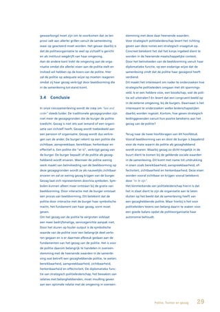 gewaarborgd moet zijn om te voorkomen dat ze ten             stemming met deze daar heersende waarden.
prooi valt aan allerlei grillen vanuit de samenleving        Voor strategisch politieleiderschap levert het richting
waar op geacteerd moet worden. Het gevaar daarbij is         geven aan deze noties een strategisch vraagstuk op.
dat de politieorganisatie te veel op zichzelf is gericht     Concreet betekent het dat het korps ingebed dient te
en als instituut wegdrijft van haar omgeving.                worden in de heersende maatschappelijke context.
Aan de andere kant trekt de omgeving aan de orga-            Door het beïnvloeden van de beeldvorming vanuit haar
nisatie omdat die allerlei eisen aan de politie stelt en     diplomatieke functie, op een zodanige wijze dat de
invloed wil hebben op de koers van de politie. Hier          samenleving vindt dat de politie haar gezagsrol heeft
zal de politie op adequate wijze op moeten reageren          verdiend.
omdat zij haar gezag verkrijgt door beeldvorming die         Dit maakt het interessant om nader te onderzoeken hoe
in de samenleving tot stand komt.                            strategische politieleiders omgaan met dit spannings-
                                                             veld. Is er een heldere visie, een boodschap, wat de poli-
3.4      Conclusie                                           tie wil uitstralen? En levert dat een congruent beeld op
                                                             in de externe omgeving, bij de burgers. Daarnaast is het
In onze risicosamenleving wordt de roep om “law and          interessant te onderzoeken welke leiderschapsstijlen
order” steeds luider. De traditionele gezagsgronden zijn     daarbij worden ingezet. Kortom, hoe geven strategisch
niet meer de gezagsgronden die de burger de politie          leidinggevenden vanuit hun positie betekenis aan het
toedicht. Gezag is niet iets wat iemand of een organi-       gezag van de politie?
satie van zichzelf heeft. Gezag wordt toebedeeld aan
een persoon of organisatie. Gezag wordt dus verkre-          Terug naar de twee hoofdvragen van dit hoofdstuk.
gen van de ander. De burger rekent op een politie die        Vooral beeldvorming van en door de burger is bepalend
zichtbaar, aanspreekbaar, bereikbaar, herkenbaar en          voor de mate waarin de politie als gezaghebbend
effectief is. Een politie die “er is”, verkrijgt gezag van   wordt ervaren. Waarbij gezag zo dicht mogelijk in de
de burger. De burger bepaalt of de politie als gezag-        buurt dient te komen bij de geldende sociale waarden
hebbend wordt ervaren. Wanneer de politie weinig             in de samenleving. Dit komt met name tot uitdrukking
werk maakt van beïnvloeding van de beeldvorming op           in eisen zoals bereikbaarheid, aanspreekbaarheid, ef-
deze gezagsgronden wordt ze als nauwelijks zichtbaar         fectiviteit, zichtbaarheid en herkenbaarheid. Deze eisen
ervaren en zal ze weinig gezag krijgen van de burger.        worden vooral zichtbaar en krijgen vooral betekenis
Gezag laat zich representeren door/via symbolen. Sym-        door “er te zijn”.
bolen kunnen alleen maar ontstaan bij de gratie van          Het kenmerkende van politieleiderschap hierin is dat
beeldvorming. Door interactie met de burger ontstaat         het in staat dient te zijn de organisatie aan te laten
een proces van beeldvorming. Dit betekent dat de             sluiten op het beeld dat de samenleving heeft van
politie door interactie met de burger haar symbolische       een gezaghebbende politie. Maar hierbij is het voor
macht, het fundament van haar gezag, vorm moet               politieleiders tevens van belang daarin te waken voor
geven.                                                       een goede balans opdat de politieorganisatie haar
Om het gezag van de politie te vergroten volstaat            autonomie behoudt.
een meer bedrijfsmatige, servicegerichte aanpak niet.
Door het sturen op louter output is de symbolische
waarde van de politie voor een belangrijk deel verlo-
ren gegaan en is er daarmee afbreuk gedaan aan de
fundamenten van het gezag van de politie. Het is voor
de politie daarom belangrijk te handelen in overeen-
stemming met de heersende waarden in de samenle-
ving wat betreft een gezaghebbende politie, te weten:
bereikbaarheid, aanspreekbaarheid, zichtbaarheid,
herkenbaarheid en effectiviteit. De diplomatieke func-
tie van strategisch politieleiderschap, het bewaken van
relaties met belanghebbenden, moet invulling geven
aan een optimale relatie met de omgeving in overeen-




                                                                                  Politie, Twitter en gezag       29
 