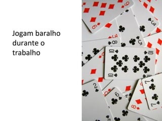Jogam baralho durante o trabalho 