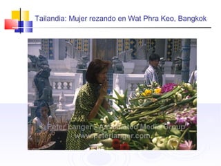 Tailandia: Mujer rezando en Wat Phra Keo, Bangkok
 