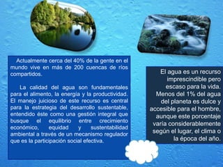 Agua Dulce   y Agua Salada El agua dulce es agua que contiene cantidades mínimas de sales disueltas, especialmente cloruro sódico. El ser humano, con un proceso, la puede purificar y beberla lo que se llama proceso de potabilización y el agua obtenida se denomina agua potable.El agua salada es una solución basada en agua que compone los océanos y mares de la Tierra. Es salada por la concentración de sales minerales disueltas que contiene, un 55‰ (5,5%) como media, entre las que predomina el cloruro sódico, también conocido como sal de mesa. El océano contiene un 97,25% del total de agua que forma la hidrosfera.