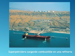 Superpetrolero cargando combustible en una refinería
 