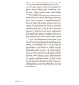 refuerzos por vía marítima? ¿Había tropas ocultas en la zona?
¿Eran fantasmas? Ninguna explicación parecía tener sentido.
De pronto, mientras los centinelas romanos observaban, la
montaña se cubrió de fogatas, al tiempo que un horrendo ruido,
como el resonar de millones de cuernos, les llegaba desde el valle.
Convencidos de que se trataba de demonios, los centinelas, los
más bravos y prudentes del ejército romano, huyeron aterrados,
abandonando sus posiciones.
Al día siguiente, Aníbal había logrado escapar de los
pantanos. ¿Cuál había sido su estratagema? Lo que hizo fue
ordenar que ataran manojos de ramas secas a los cuernos de los
miles de bueyes que viajaban con sus tropas como animales de car-
ga y les prendieran fuego, para dar la impresión de miles de
antorchas llevadas por un enorme ejército que subía por la
montaña. Cuando las llamas tocaron la piel de los bueyes, éstos
se dispersaron en todas direcciones, mugiendo aterrados e
incendiando toda la ladera. La clave del éxito no residió en las
antorchas ni en las fogatas ni el los ruidos, sino en el hecho de que
Aníbal creó un enigma que cautivó la atención de los centinelas
y fue aterrándolos poco a poco. Desde la cima de la montaña no
había forma de explicar el extraño y sorprendente espectáculo. Si
los centinelas hubiesen conocido la explicación, habrían
permanecido en sus puestos.
Cuando usted se sienta atrapado o acorralado en una
situación, o en una actitud defensiva, ensaye algo muy simple:
haga algo que los demás no puedan explicar o interpretar con
facilidad. Elija algo simple pero llévelo a cabo de forma tal que
desconcierte a su contrincante y que pueda interpretarse de varias
maneras diferentes, lo cual disimulará sus verdaderas intenciones.
No sea simplemente impredecible (aunque esta táctica también
puede resultar exitosa; vea la Ley N° 18); al igual que Aníbal,
procure crear una escena imposible de interpretar. Así dará la
impresión de que su locura carece de método, sentido o
explicación. Aplicada de la manera correcta, esta táctica inspirará
temor y hará que los centinelas abandonen, temblando de miedo,
sus posiciones. Podríamos denominarla la táctica de la "locura
simulada de Hamlet", ya que este personaje la utiliza en forma
muy eficaz en la obra de Shakespeare, al aterrar a su padrastro,
Claudio, mediante su misterioso comportamiento. El misterio
hace que nuestras fuerzas parezcan más grandes, y nuestro poder,
más intimidatorio.
92 1LEY N° 6
 