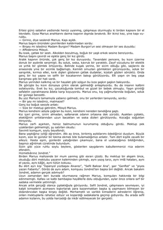 Ertesi günü sabahın yedisinde henüz uyanmış, çalışmaya oturmuştu ki birden kapısını bir el
tıkırdattı. Oysa Marius anahtarını daima kapının dışında bırakırdı. Bir ikinci kez, yine kapı vu-
ruldu.
— Giriniz, diye seslendi Marius. Kapı açıldı.
Marius başını önündeki çevirilerden kaldırmadan sordu:
— Birşey mi istediniz Madam Burgon? Madam Burgon'un sesi olmayan bir ses duyuldu:
— Affedersiniz Mösyö.
Bu kısık, çatlak bir sesti. Alkolden bozulmuş, boğuk bir yaşlı erkek sesine benziyordu.
Marius başını çevirdi ve eşikte genç bir kız gördü.
Aralık kapının önünde, çok genç bir kız duruyordu. Tavandaki pencere, bu kızın üzerine
donuk bir aydınlık serpmişti. Bu soluk, sıska, kavruk bir yaratıktı. Zayıf vücudunu bir eteklik
ve yırtık bir gömlek örtüyordu. Belinde kuşak yerine, bir sicim olduğu gibi, saçlarını da
ensesinde yine bir sicimle bağlamıştı. Kemikli omuzlan gömlekten görünüyordu, soluk bir
sarışınlık, kırmızı eller, kırık dişleri gösteren çatlak dudaklar, küstah gözleri sönüktü. Onda
genç bir kız yapısı ve sefih bir kocakarının bakışı görülüyordu. Elli yaşın on beş yaşa
karışması gibi bir hali vardı.
Marius yerinden kalkmış ve bir hayalet gibi solgun bu kıza şaşkın şaşkın bakıyordu.
Đlk görüşte bu kızın dünyaya çirkin olarak gelmediği anlaşılıyordu. Bu da insanın kalbini
sızlatıyordu. Evet bu kız, çocukluğunda tombul ve güzel bir bebek olmuştu. Yaşın şirinliği
sefaletin yıpratmasına âdeta karşı koyuyordu. Marius onu, kış yağmurlarında boğulan, soluk
bir güneşe benzetti.
Bu yüz Marius'e tamamıyla yabancı gelmedi, onu bir yerlerden tanıyordu, sordu:
— Bir şey mi istediniz, matmazel?
Genç kız boğuk sesiyle anlatı:
— Size bir mektup getirdim, Mösyö Marius.
Marius kendisini adıyla çağıran bu kızın, kendisini nereden tanıdığına şaştı.
Kız içeri girme, iznini almadan, sallanarak odanın ortasına dek yürüdü. Ayakları çıplaktı,
etekliğinin yırtıklarından uzun bacakları ve sıska dizleri görülüyordu. Kızcağız soğuktan
titriyordu.
Marius zarfı açarken, henüz balmumunun kurumamış olduğunu gördü. Mektup pek
uzaklardan gelmemişti, şu satırları okudu:
Sevimli komşum, soylu beyefendi;
Bana yaptığınız iyiliği öğrendim. Altı ay önce, birikmiş aylıklarımı ödediğinizi duydum. Büyük
kızım, size iki gündür bir lokma ekmek bile bulamadığımızı anlatır. Tam dört kişilik zavallı bir
aileyiz. Hasta eşim, günlerdir yatağından çıkamıyor, bana el uzatacağınızı bildiğimden,
başınızı ağrıtmak cüretinde bulundum.
Sizin gibi yüce ruhlu soylu beylere, gösterilen saygılarımı kabullenmenizi rica ederim
efendim.
Hizmetkârınız Jondret."
Birden Marius mahzende bir mum yanmış gibi esrarı çözdü. Bu mektup bir akşam önce,
okuduğu dört mektubu yazanın kaleminden çıkmıştı, aynı yazış tarzı, aynı imlâ hataları, aynı
el yazısı, aynı kâğıt, aynı tütün kokusu.
Bu dört ayrı kişi "Đspanyol yüzbaşısı Alvarez", "Sefil Balizar Ana", şair "Genflot" ve "piyes
yazan Fabantu". Dördü de aynı adam, komşusu Jondret'ten başka biri değildi. Ancak bakalım
Jondret, adamın gerçek adımıydı?
Uzun zamandan beri burada oturmasına rağmen Marius, komşuları hakkında bir bilgi
edinmemişti. Kafası ve kalbi bambaşka hayâllerle dolu olduğundan, aylar önce onlara sırf bir
sadaka vermekle yetinmişti.
Ancak artık gerçeği olanca çıplaklığıyla görüyordu. Sefil Jondret, çalışmasını sevmeyen, iyi
kalpli kimselerin acımasını kışkırtarak para kazanmaktan başka iş yapmasını bilmeyen bir
dolandırıcıdan başka birşey değildi. Merhametli ve varlıklı kimselerin adreslerini öğrenip,
onları mektuplarla rahatsız ediyor ve kopardığı sadakalarla geçinip gidiyordu. Bu arada sefil
adamın kızlarını, bu yolda harcadığı da inkâr edilmeyecek bir gerçekti.
 