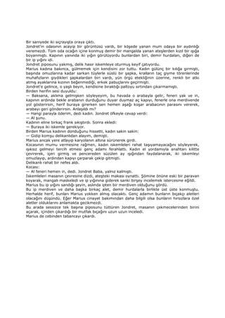 Bir saniyede iki sıçrayışta oraya çıktı.
Jondret'in odasının acayip bir görüntüsü vardı, bir köşede yanan mum odaya bir aydınlığı
veremezdi. Tüm oda ocağın içine konmuş demir bir mangalda yanan ateşlerden kızıl bir ışığa
boyanmıştı. Kapının yanında iki yığın görülüyordu bunlardan biri, demir hurdaları, diğeri de
bir ip yığını idi.
Jondret piposunu yakmış, delik hasır iskemleye oturmuş keyif çatıyordu.
Marius kadına bakınca, gülmemek için kendisini zor tuttu. Kadın gülünç bir kılığa girmişti,
başında omuzlarına kadar sarkan tüylerle süslü bir şapka, kralların taç giyme törenlerinde
muhafızların giydikleri şapkalardan biri vardı, yün örgü etekliğinin üzerine, renkli bir atkı
atmış ayaklarına kızının beğenmediği, erkek pabuçlarını geçirmişti.
Jondret'e gelince, o yaşlı beyin, kendisine bıraktığı paltoyu sırtından çıkarmamıştı.
Birden herifin sesi duyuldu:
— Baksana, aklıma gelmişken söyleyeyim, bu havada o arabayla gelir, feneri yak ve in,
kapının ardında bekle arabanın durduğunu duyar duymaz aç kapıyı, fenerle ona merdivende
yol gösterirsin, herif buraya girerken sen hemen aşağı koşar arabacının parasını vererek,
arabayı geri gönderirsin. Anlaşıldı mı?
— Hangi parayla öderim, dedi kadın. Jondret öfkeyle cevap verdi:
— Al şunu.
Kadının eline birkaç frank sıkıştırdı. Sonra ekledi:
— Buraya iki iskemle gerekiyor.
Birden Marius kadının donduğunu hissetti, kadın sakin sakin:
— Gidip komşu delikanlıdan alayım, demişti.
Marius ancak yere atlayıp karyolanın altına sürünerek girdi.
Kocasının mumu vermesine rağmen, kadın iskemleleri rahat taşıyamayacağını söyleyerek,
ışıksız gelmeyi tercih etmesi genç adamı ferahlattı. Kadın el yordamıyla anahtarı kilitte
çevirerek, içeri girmiş ve pencereden süzülen ay ışığından faydalanarak, iki iskemleyi
omuzlayıp, ardından kapıyı çarparak çekip gitmişti.
Delikanlı rahat bir nefes aldı.
Kocası:
— Al feneri hemen in, dedi. Jondret Baba, yalnız kalmıştı.
Đskemleleri masanın çevresine dizdi, ateşteki makası oynattı. Şömine önüne eski bir paravan
koyarak, mangalı maskeledi ve ip yığınına giderek sanki birşey incelemek istercesine eğildi.
Marius bu ip yığını sandığı şeyin, aslında ipten bir merdiven olduğunu gördü.
Bu ip merdiven ve daha başka birkaç alet, demir hurdalarla birlikte üst üste konmuştu.
Herhalde herif, bunları Marius yokken almış olacaktı. Genç adamın bunların bıçakçı aletleri
olacağını düşündü. Eğer Marius cinayet bakımından daha bilgili olsa bunların hırsızlara özel
aletler olduklarını anlamakta gecikmezdi.
Bu arada sessizce tek başına piposunu tüttüren Jondret, masanın çekmecelerinden birini
açarak, içinden çıkardığı bir mutfak bıçağını uzun uzun inceledi.
Marius de cebinden tabancayı çıkardı.
 