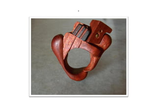 A matéria madeira
É a fonte primal da poesia.
O perfume, os desenhos que se revelam, o
comportamento diante da mão e da ferramenta
distingue-se de forma a proporcionar um novo
encontro a cada pedaço.
Em minha história – e penso que na de muitos
brasileiros – a madeira ocupa um lugar na infância, nos
brinquedos artesanais, na casa da avó e seus armários
de Imbuia, na oficina do avô e suas limas muito usadas.
A madeira é o material que fez o chamado e é das
árvores que emana o amor e o respeito por sua carne.
*
Utilizo madeiras chamadas “preciosas” – por sua
raridade e qualidades estéticas - provenientes de redescoberta. Garimpo em antigas marcenarias,
móveis dispensados e outras fontes alternativas.

 