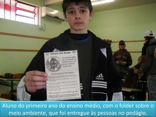 Aluno do primeiro ano do ensino médio, com o folder sobre o meio ambiente, que foi entregue às pessoas no pedágio.