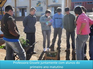 Professora Gissele juntamente com alunos do primeiro ano matutino