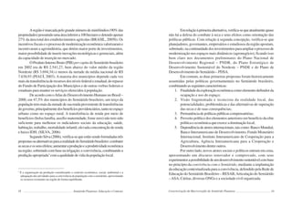 18 Semiárido Piauiense: Educação e Contexto
Aregiãoémarcadapelograndenúmerodeminifúndios(90%das
propriedades)possuindoumaáreainferiora100hectaresedetendoapenas
27% da área total dos estabelecimentos agrícolas (BRASIL, 2005b). Os
incentivosfiscaiseoprocessodemodernizaçãoeconômicavalorizarame
incentivaram a agroindústria, que detém maior porte de investimentos,
maior possibilidade de inserir inovações tecnológicas e gerenciais, além
da capacidade de inserção no mercado.
OProdutoInternoBruto(PIB)percapitadoSemiáridobrasileiro
em 2002 era de R$ 2.541,27, bem abaixo do valor médio da região
Nordeste (R$ 3.694,34) e menos da metade da média nacional de R$
7.630,93 (PIAUÍ, 2003). A maioria dos municípios depende cada vez
maisdatransferênciaderecursosdosníveisfederaleestadual,dorepasse
do Fundo de Participação dos Municípios e de outras verbas federais e
estaduais para manter os serviços oferecidos à população.
DeacordocomoAtlasdoDesenvolvimentoHumanonoBrasil–
2000, em 47,5% dos municípios do Semiárido brasileiro, um terço da
populaçãotemmaisdametadedesuarendaprovenientedetransferências
dogoverno,principalmentedosbenefíciosprevidenciários,tantonoespaço
urbano como no espaço rural. A transferência de renda por meio de
benefícios (bolsa família, auxílio maternidade, fome zero) não tem sido
suficiente para melhorar os indicadores sociais da educação, saúde,
habitação, trabalho, mortalidade infantil, elevada concentração de renda
e baixo IDH. (SILVA, 2006)
SegundoSilva(2006),verifica-sequeestãosendoformuladastrês
propostasoualternativasparaarealidadedoSemiáridobrasileiro:combater
assecaseosseusefeitos;aumentaraproduçãoeaprodutividadeeconômica
naregião,sobretudocombasenairrigação;econvivência,combinandoa
produção apropriada3
comaqualidadedevidadapopulaçãolocal.
3
É a organização da produção considerando o contexto econômico, social, ambiental e a
adequação das atividades para a convivência da população com o semiárido, aproveitando
os recursos existentes na região de forma equilibrada.
19
Emrelaçãoàprimeiraalternativa,verifica-sequeatualmentequase
não há a defesa do combate à seca e seus efeitos como orientação das
políticas públicas. Com relação à segunda concepção, verifica-se que
planejadores, governantes, empresários e estudiosos da região apostam,
sobretudo,nacontinuidadedosinvestimentosparaampliaroprocessode
modernização nos espaços mais dinâmicos (agronegócio), ficando isso
bem claro nos documentos preliminares do Plano Nacional de
Desenvolvimento Regional – PNDR, do Plano Estratégico de
Desenvolvimento Sustentável do Nordeste – PNDE e do Plano de
DesenvolvimentodoSemiárido–PDSA.
Em comum, as duas primeiras propostas foram historicamente
assumidas pelas políticas governamentais no Semiárido brasileiro,
combinandoasseguintescaracterísticas:
1. Finalidadedaexploraçãoeconômicacomoelementodefinidorda
ocupação e uso do espaço;
2. Visão fragmentada e tecnicista da realidade local, das
potencialidades, problemáticas e das alternativas de superação
das secas e de suas consequências;
3. Permanênciadepolíticaspúblicascompensatórias;
4. Proveito político dos elementos anteriores em benefício da elite
política e econômica que exerce a dominação local;
5. Dependênciadeatoresinternacionais,taiscomo:BancoMundial,
Banco Interamericano de Desenvolvimento, Fundo Monetário
Internacional, Instituto Interamericano de Cooperação para a
Agricultura, Agência Interamericana para a Cooperação e
Desenvolvimentodentreoutros.
Por outro lado, novos atores sociais e políticos entram em cena,
apresentando um discurso renovador e comprovado, com seus
experimentosapossibilidadedeumdesenvolvimentosustentávelcombase
no princípio da convivência com o Semiárido, mediante a implantação
daeducaçãocontextualizadaparaaconvivência,defendidopelaRedede
Educação do Semiárido Brasileiro – RESAB,Articulação do Semiárido
–ASA, Cáritas, diversas ONGs e a sociedade civil organizada.
Caracterização da Macrorregião do Semiárido Piauiense
 