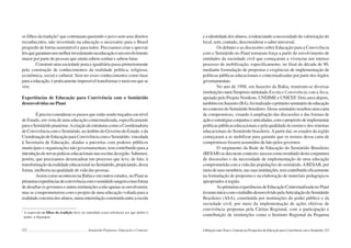 222 Semiárido Piauiense: Educação e Contexto
os filhos da tradição3
que continuam querendo o povo sem seus direitos
reconhecidos, não investindo na educação o necessário para o Brasil
progredir de forma sustentável e para todos. Precisamos criar e aprovar
leisquegarantamummelhorinvestimentonaeducaçãoeumenvolvimento
maior por parte de pessoas que ainda sabem sonhar e sabem lutar.
Construir uma sociedade justa e igualitária passa primeiramente
pela construção de conhecimentos da realidade política, religiosa,
econômica, social e cultural. Sem ter esses conhecimentos como base
paraaeducação,épraticamenteimpossíveltransformaromeioemquese
vive.
Experiências de Educação para Convivência com o Semiárido
desenvolvidas no Piauí
Éprecisoconsiderarospassosqueestãosendotraçadosemnível
de Estado, em vista de uma educação contextualizada, especificamente
paraoSemiáridopiauiense.AcriaçãodeestruturascomoaCoordenadoria
deConvivênciacomoSemiárido,noâmbitodoGovernodoEstado,eda
CoordenaçãodeEducaçãoparaConvivênciacomoSemiárido,vinculada
à Secretaria de Educação, aliadas a parcerias com poderes públicos
municipais e organizações não governamentais, tem contribuído para a
introduçãodenovaspráticaseducacionaisnasescolasdaregião.Sabemos,
porém, que precisamos desencadear um processo que leve, de fato, à
transformaçãodarealidadeeducacionalnoSemiárido,propiciando,dessa
forma, melhoria na qualidade de vida das pessoas.
Assim como aconteceu na Bahia e em outros estados, no Piauí as
primeirasexperiênciasdeconvivênciacomosemiáridosurgemcomoforma
dedesafiarosgovernoseoutrasinstituiçõesanãoapenasseenvolverem,
mas se comprometerem com o projeto de uma educação voltada para a
realidadeconcretadosalunos,numainterrelaçãoconstruídaentreaescola
3
A expressão os filhos da tradição deve ser entendida como referência aos que detêm o
poder, a oligarquia.
223
e a identidade dos alunos, evidenciando a necessidade da valorização do
local, sem, contudo, desconsiderar o saber universal.
Os debates e as discussões sobre Educação para a Convivência
com o Semiárido no Piauí tomaram força a partir do envolvimento de
entidades da sociedade civil que começaram a vivenciar um intenso
processo de mobilização, especificamente, no final da década de 90,
mediante formulação de propostas e exigências de implementação de
políticas públicas educacionais e contextualizadas por parte dos órgãos
governamentais.
No ano de 1998, em Juazeiro da Bahia, reuniram-se diversas
instituições num Simpósio intitulado Escola e Convivência com a Seca,
apoiado pelo Projeto Nordeste, UNDIME e UNICEF. Dois anos depois,
tambémemJuazeiro(BA),foirealizadooprimeirosemináriodeeducação
no contexto do Semiárido brasileiro. Desse seminário resultou uma carta
de compromisso, visando à ampliação das discussões e das formas de
açãoeestratégiasconjuntasearticuladas,comopropósitodeimplementar
políticaspúblicaseducacionaisepelaqualidadedoensinoedossistemas
educacionais do Semiárido brasileiro.Apartir daí, os estados da região
começaram a se mobilizar para garantir que os termos dessa carta de
compromisso fossem assumidos de fato pelos governos.
O surgimento da Rede de Educação do Semiárido Brasileiro
(RESAB)sedeunestecontexto;nasceucomoresultadodestaconjuntura
de discussões e da necessidade de implementação de uma educação
comprometida com a vida das populações do semiárido.ARESAB, por
meiodeseusmembros,nassuasinstituições,temcontribuídoeficazmente
na formulação de propostas e na elaboração de materiais pedagógicos
apropriados à região.
AsprimeirasexperiênciasdeEducaçãoContextualizadanoPiauí
tiveraminíciocomotrabalhodesenvolvidopelaArticulaçãodoSemiárido
Brasileiro (ASA), constituída por instituições do poder público e da
sociedade civil, por meio da implementação de ações efetivas de
convivência propostas pela Cáritas Regional, com a participação e
contribuição de instituições como o Instituto Regional da Pequena
ARelaçãoentreTextoeContextonaPerspectivadaEducaçãoparaConvivênciacomoSemiárido
 