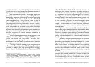 226 Semiárido Piauiense: Educação e Contexto
tecida por várias mãos”, com a participação de professores especialistas
ecomunidades,quevemsendoutilizadocomoinstrumentopedagógicoe
de pesquisa nas escolas do Semiárido do Estado.
Outro ponto que converge para a incorporação da Educação
Contextualizadaemnossasescolaséapromoçãoerealizaçãodeoficinas
de formação de professores organizadas por instituições da sociedade
civil (CÁRITAS, Escola de Formação Paulo de Tarso, COOTAPI,
Fundação Dom Edilberto) e pelo Governo do Estado, por meio da
Secretaria de Educação e Cultura e Coordenadoria do Semiárido, cujos
conteúdos versam em torno dos conhecimentos históricos, culturais e
climáticosdoSemiáridoedeconhecimentodetecnologiasapropriadasà
região. A experiência das oficinas de formação para professores,
amplamente discutidas, em princípio teve como foco os dez municípios
do Projeto Viva o Semiárido, escolhidos pelo governo do Estado para
realização de experiências pilotos de políticas de convivência com o
Semiárido. Atualmente, este trabalho ampliou-se para mais de 60
municípiosdaregião.
NoEstadodoPiauí,implementou-se,em2009,pormeiodeação
da RESAB com a Universidade Estadual do Piauí (UESPI), o primeiro
curso de especialização sobre Educação para Convivência com o
Semiárido, contando com a participação de professores, representantes
dasociedadeciviledopoderpúblico,comintuitodeprepararprofessores
para atuação efetiva nas escolas.
A Secretaria Estadual de Educação do Piauí, numa parceria com
oMovimentodosPequenosAgricultores(MPA),FundaçãoDomEdilberto
Dinkelborg (FUNDED), EMBRAPAe Serviço de Cooperação Técnica
Alemão–DeustscheGesellschaftfurTecchnischeZusammenarbeit(GTZ)
Ambiente, Secretaria de Desenvolvimento Rural e Fundação Cultural do Estado;
Universidade Federal do Piauí, Instituto Nacional do Semiárido, Rede de Educação do
Semiárido Brasileiro, COOTAPI e Associados, Escola de Formação Paulo de Tarso,
CENPEC, UNICEF, Projeto Dom Helder Câmara, Instituto da Pequena Agropecuária
Apropriada.
227
e Deutsche Entwicklungsdienst (DED), com aporte de recursos do
Ministério do MeioAmbiente, implementou um trabalho de formação,
associando educação com produção apropriada e segurança alimentar
em 47 municípios e em 94 escolas do Território Vale do Rio Guaribas e
SerradaCapivara,comaimplantaçãodo SistemaPais(hortasescolares),
envolvendotambémopoderpúblicomunicipal,escolasesociedadecivil.
Umalutahistóricaquesetemtravadoemcomunidadespiauienses,
em geral, é difundir a importância do processo organizativo nessas
comunidades,enfatizando,comisso,quesomenteatravésdotrabalhoem
conjunto é que o sertanejo será capaz de superar as dificuldades
econômicas e sociais, visando a uma melhor qualidade de vida para as
famíliasdocampo.
Os projetos produtivos têm ajudado muito algumas famílias a
saírem de uma situação de pobreza e miséria, para terem uma melhor
qualidadedevida.Mas,aeducaçãoaindaéumgrandeentraveparaessas
famílias, pois recebem os projetos produtivos, cursos de artes manuais
com possibilidades de melhorar a renda familiar, mas a maioria não
consegue levar em frente a produção e a comercialização devido à falta
de escolarização.
A ausência de uma Educação Contextualizada faz com que as
pessoasnãosereconheçamdentrodoseuambiente.Assim,muitasvezes,
se acomodam esperando ajudas externas. Muitos acham que as causas
da pobreza são da vontade divina e, sendo assim, devem aceitar seu
destino,criando,comisso,umverdadeiroproblemadegeração,poisnão
conseguem associar que o drama da pobreza e da miséria é fruto da
apropriaçãoindevidadosbensdanaturezaporpartedepoucos,degrupos
oligárquicosquesempreditaramasregraseasleisdestePaísaolongode
suahistória.
A educação oferecida para as populações do Semiárido ainda
tem sido de baixa qualidade, impedindo-as de saírem da sua condição de
dependência histórica e de buscarem a conquista de novos espaços na
sociedade. Uma educação que ainda hoje se propõe a ensinar a ler, mas
não ensina a fazer a leitura de mundo, não desenvolve o senso crítico das
ARelaçãoentreTextoeContextonaPerspectivadaEducaçãoparaConvivênciacomoSemiárido
 