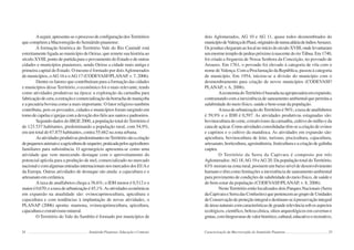 24 Semiárido Piauiense: Educação e Contexto
Aseguir,apresenta-seoprocessodeconfiguraçãodosTerritórios
que compõem a Macrorregião do Semiárido piauiense:
A formação histórica do Território Vale do Rio Canindé está
estreitamente ligada ao município de Oeiras, que remete sua história ao
século XVIII, ponto de partida para o povoamento do Estado e de outras
cidades e municípios piauienses, sendo Oeiras a cidade mais antiga e
primeira capital do Estado. O mesmo é formado por doisAglomerados
de municípios, oAG 16 e oAG 17 (CODEVASF/PLANAP, v. 7, 2006).
Dentre os fatores que contribuíram para a formação das cidades
e municípios desse Território, o econômico foi o mais relevante, tendo
como atividades produtivas na época: a exploração da carnaúba para
fabricaçãodecera,aextraçãoecomercializaçãodaborrachademaniçoba
e a pecuária bovina como a mais importante. O fator religioso também
contribuiu, pois os povoados, cidades e municípios foram surgindo em
tornodecapelaseigrejascomadevoçãodosfiéisaossantosepadroeiros.
Segundo dados do IBGE 2000, a população total do Território é
de 123.537 habitantes, predominando a população rural, com 54,9%,
em um total de 67.875 habitantes, contra 55.662 na zona urbana.
AsatividadesprodutivaspredominantesnoTerritóriosãoacriação
depequenosanimaiseaagriculturadesequeiro,praticadapelosagricultores
familiares para subsistência. O agronegócio apresenta-se como uma
atividade que vem merecendo destaque com o aproveitamento do
potencial apícola para a produção de mel, comercializado no mercado
nacionalecomalgumasentradasinternacionaisnosmercadosdosEUAe
da Europa. Outras atividades de destaque são ainda: a cajucultura e o
artesanato em cerâmica.
A taxa de analfabetos chega a 38,6%; o IDH menor é 0,512 e o
maioré0,670;eataxadeurbanizaçãoé45,1%.Asatividadeseconômicas
em expansão na atualidade são: ovinocaprinocultura, apicultura e
cajucultura e com tendências à implantação de novas atividades, o
PLANAP (2006) aponta: mamona, ovinocaprinocultura, apicultura,
cajuculturaeextrativismomineral.
O Território do Vale do Sambito é formado por municípios de
25
dois Aglomerados, AG 10 e AG 11, quase todos desmembrados do
municípiodeValençadoPiauí,origináriodenumaaldeiadeíndiosAroazes.
OsjesuítaschegaramaolocalnoiníciodoséculoXVIII,ondelevantaram
umenormetemplodepedraspróximoànascentedorioTábua.Em1740,
foi criada a freguesia de Nossa Senhora da Conceição, no povoado de
Aroazes. Em 1761, o povoado foi elevado à categoria de vila com o
nome deValença. Com a Proclamação da República, passou à categoria
de município. Em 1954, iniciou-se a divisão do município com o
desmembramento para criação de novos municípios (CODEVASF/
PLANAP, v. 6, 2006).
AeconomiadoTerritórioébaseadanaagropecuáriaemexpansão,
contrastando com a inexistência de saneamento ambiental que permita a
salubridade do meio físico, saúde e bem-estar da população.
Ataxa de urbanização doTerritório é 56%; a taxa de analfabetos
é 59,9% e o IDH é 0,597. As atividades produtivas estagnadas são:
bovinocultura de corte, extrativismo da carnaúba, cultivo do milho e da
canadeaçúcar.Comoatividadesconsolidadastêm-seacriaçãodeovinos
e caprinos e o cultivo da mandioca. As atividades em expansão são:
apicultura, bovinocultura de leite, turismo, piscicultura, cajucultura,
artesanato, horticultura, agroindústria, fruticultura e a criação de galinha
caipira.
O Território da Serra da Capivara é composto por três
Aglomerados:AG 18,AG 19 eAG 20. Da população total doTerritório,
63% moram na zona rural, possuem um baixo nível de desenvolvimento
humano e têm como limitações a inexistência de saneamento ambiental
para provimento de condições de salubridade do meio físico, de saúde e
de bem-estar da população (CODEVASF/PLANAP, v. 8, 2006).
NesteTerritório estão localizados dois Parques Nacionais (Serra
daCapivaraeSerradasConfusões)quepertencemaogrupodeUnidades
deConservaçãodeproteçãointegraledestinam-seápreservaçãointegral
deáreasnaturaiscomcaracterísticasdegranderelevânciasobosaspectos
ecológicos, científico, beleza cênica, sítios arqueológicos em cavernas e
grutas,comlitogravurasdevalorhistórico,cultural,educativoerecreativo,
Caracterização da Macrorregião do Semiárido Piauiense
 