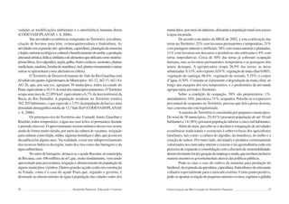 26 Semiárido Piauiense: Educação e Contexto
vedadas as modificações ambientais e a interferência humana direta
(CODEVASF/PLANAP, v. 8, 2006).
São atividades econômicas estagnadas noTerritório: avicultura,
criação de bovinos para leite, ovinocaprinocultura e fruticultura. As
atividadesemexpansãosão:apicultura,cajucultura,plantaçãodamamona
efeijão,turismoecológicoeculturalebeneficiamentodoumbu;aprodução
artesanalartística,lúdica,utilitáriaedealimentosqueutilizamcomomatéria-
primafibras,fios(algodão),argila,palha,frutosexóticos,sementes,plantas
medicinais,madeira,farinhademandioca,mel,plantasornamentaisetantas
outras se apresentam como alternativas (idem).
O Território de Desenvolvimento do Vale do Rio Guaribas está
divididoemquatroAglomeradosdeMunicípios:AG12,AG13,AG14e
AG 26, que, por sua vez, agrupam 39 municípios, todos no estado do
Piauí,equivalentea16,1%dototaldosmunicípiospiauienses.OTerritório
ocupa uma área de 22.059 km², equivalente a 6,7% da área territorial da
Bacia do Rio Parnaíba. A população residente no Território totaliza
302.203 habitantes, o que equivale a 7,5% da população da bacia e uma
densidadedemográficamédiade13,7hab./km²(CODEVASF/PLANAP,
v. 6, 2006).
Os principais rios do Território são: Canindé, Itaim, Guaribas e
Riachão, todos temporários; a água nos seus leitos só permanece durante
operíodochuvoso.Oaproveitamentosocioeconômicodessesriosocorre
ainda de forma muito tímida, por meio da cultura de vazantes, irrigação
paraculturascomofeijão,milho,algumashortaliçasealho,quejáestáem
decadência há alguns anos. Na realidade, existe um subaproveitamento
dos recursos hídricos da região, tanto dos rios como das barragens e da
águasubterrânea.
Nosetordebarragens,destaca-seoaçudeBocaina,nomunicípio
deBocaina,com106milhõesdem³,que,muitotimidamente,vemsendo
aproveitadoparapiscicultura,irrigaçãoeabastecimentodapopulaçãode
alguns municípios vizinhos. Outros grandes açudes estão em construção
no Estado, como é o caso do açude Piaus que, segundo o governo, é
destinado ao abastecimento de água à população das cidades sedes dos
27
municípios,pormeiodeadutoras,deixandoapopulaçãoruralsemacesso
à água encanada.
De acordo com dados do IBGE de 2002, é esta a utilização das
terras noTerritório: 22% com lavouras permanentes e temporárias; 21%
compastagensnaturaiseartificiais;38%commatasnaturaiseplantadas;
11% com lavouras em descanso e produtivas não-utilizadas e 8% com
terras improdutivas. Cerca de 50% das terras já sofreram ocupação
humana, mas as lavouras permanentes, temporárias e as pastagens têm
maior destaque. A agropecuária ocupa 26,9% das terras; as áreas
urbanizadas,0,11%;soloexposto,0,01%;vegetaçãodemataciliar0,66%;
vegetação de caatinga, 66,6%, vegetação de cerrado, 5,35%; e corpos
d’água, 0,30%. Constata-se claramente a degradação da mata ciliar, ao
longo das margens dos rios temporários, e o predomínio da atividade
agropecuária em todo oTerritório.
Sobre a condição de ocupação, 58% são proprietários; 1%,
arrendatários;10%,parceirose31%,ocupantes.Percebe-seoexpressivo
percentual de ocupantes no Território, pessoas que têm a posse da terra,
mas a mesma não está regularizada.
Amaioria do Território é constituída por pequenos municípios.
Do total de 39 municípios, 29 (81%) possuem população de até 10 mil
habitantese14(36%)possuempopulaçãoinferioracincomilhabitantes.
Além do mais, percebe-se o declínio e estagnação de atividades
econômicas tradicionais e essenciais à sobrevivência dos agricultores
familiares, tais como: a cultura do algodão, da mandioca, do milho e a
criação de suínos. Por outro lado, atividades e produtos extremamente
valorizados nos mercados interno e externo e na agroindústria estão em
processodeexpansãoeconsolidaçãocomodiscursodesustentabilidade,
desenvolvimentolocalegeraçãodeempregoerenda,querecebeminclusive
maioresincentivosgovernamentaisatravésdaspolíticaspúblicas.
Pode-se citar o caso do cultivo da mamona para produção do
biodiesel,daexpansãodaapicultura,cajucultura,fruticulturaedoartesanato
voltados especialmente para o mercado externo. Como ponto positivo,
pode-seapontaracriaçãodepequenosanimais(ovinos,caprinosegalinha
Caracterização da Macrorregião do Semiárido Piauiense
 