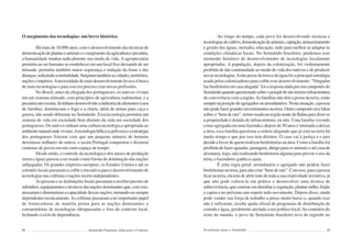 84 Semiárido Piauiense: Educação e Contexto
O surgimento das tecnologias: um breve histórico
Há mais de 10.000 anos, com o desenvolvimento das técnicas de
domesticaçãodeplantaseanimaiseosurgimentodaagriculturaepecuária,
a humanidade mudou radicalmente seu modo de vida. Aagropecuária
permitiu ao ser humano se estabelecer em um local fixo deixando de ser
nômade, permitiu também maior segurança e redução da fome e das
doenças,reduzindoamortalidade.Surgiramtambémascidades,territórios,
naçõeseimpérios.Anecessidadedemaisdesenvolvimentolevavaàbusca
de mais tecnologias e para isso era preciso criar novas profissões.
No Brasil, antes da chegada dos portugueses, os nativos viviam
em um sistema nômade, com princípios de agricultura rudimentar, e a
pecuárianãoexistia.Játinhamdesenvolvidoaindústriadealimentos(casa
de farinha), dominavam o fogo e a olaria, além de armas para caça e
guerra, não sendo diferente no Semiárido. Essa tecnologia permitia um
sistema de vida em sociedade bem distinto da vida em sociedade dos
portugueses. Os nativos tinham uma cultura tecnológica apropriada ao
ambientenaturalondeviviam.Atecnologiabélica(apólvora)eaestratégia
dos portugueses fizeram com que um pequeno número de homens
derrotasse milhares de outros, e assim Portugal conquistou e dizimou
centenas de povos em um curto espaço de tempo.
Desde então, o controle da tecnologia e dos meios de produção
(terra e água) passou a ser usado como forma de dominação das nações
subjugadas. Os grandes impérios europeus, os Estados Unidos e até os
coronéis locais passaram a coibir a iniciativa para o desenvolvimento de
tecnologias nas colônias e nações recém independentes.
As pessoas e as instituições locais passaram a receber pacotes de
subsídios,equipamentosetécnicosdasnaçõesdominantesque,comisso,
atrasaramediminuíramacapacidadedessasnações,tornando-assempre
dependentes tecnicamente.As colônias passaram a ter importante papel
de fornecedoras de matéria prima para as nações dominantes e
consumidoras de tecnologias ultrapassadas e fora do contexto local,
fechando o ciclo de dependência.
85
Ao longo do tempo, cada povo foi desenvolvendo técnicas e
tecnologiasdecultivo,domesticaçãodeanimais,captação,armazenamento
e gestão das águas, moradia, educação, tudo para melhor se adaptar às
condições climáticas locais. No Semiárido brasileiro, perdemos esse
momento histórico de desenvolvimento de tecnologias localmente
apropriadas. A população, depois da colonização, foi violentamente
proibida de dar continuidade ao modo de vida dos nativos e de produzir
novastecnologias.Anãopossedaterraedaáguafoiaprincipalestratégia
usada pelos colonizadores para coibir esse desenvolvimento. “Ninguém
fazbenfeitoriaemcasaalugada”foiarespostadadaporumcamponêsdo
Semiáridoquandoquestionadosobreoporquêdenãotermosinfraestrutura
de convivência com a região.As famílias não têm a posse da terra, estão
semprenaposiçãodeagregadosouarrendatários.Nestasituação,apessoa
nãopodefazergrandesinvestimentosnaterra.Outrocamponêsnosfalou
sobreo“bemderaiz”,termousadonaregiãonortedaBahiaparadizerse
a propriedade é dotada de infraestrutura, ou não. Uma família vivendo
como agregada em uma fazenda e depois de 50 anos é intimada a deixar
a área, essa família questiona a ordem alegando que já está na terra há
muito tempo e que por isso tem direitos. O caso vai à justiça e o juiz
decide a favor de quem realizou benfeitorias na área. Como a família foi
proibidadefazeraguadas,pastagem,abrigoparaosanimaiseatécasade
alvenaria, logo, não realizando benfeitoria alguma para provar o uso da
terra, o fazendeiro ganha a causa.
É uma regra geral: arrendatário e agregado não podem fazer
benfeitoriasnaterra,paranãocriar“bensderaiz”.Comisso,paraapessoa
ficar na terra, ela tem de abrir mão de toda a sua criatividade inventiva, já
que não pode colocá-la em prática e desenvolver uma técnica de
sobrevivência,queconsisteemderrubaravegetação,plantarmilho,feijão
e capim e no próximo ano repetir tudo novamente. Depois disso, ainda
pode vender sua força de trabalho a preço muito baixo e, quando isso
não é suficiente, recebe ajuda oficial de programas de distribuição de
comida e água, geralmente atrelada a um político local.Ao contrário do
resto do mundo, o povo do Semiárido brasileiro teve de regredir no
Tecnologias para o Semiárido
 
