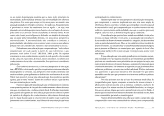 122 Semiárido Piauiense: Educação e Contexto
se aos males da pedagogia moderna que se pauta pelos princípios da
neutralidade, da formalidade abstrata e da universalidade dos saberes e
das práticas. Foi assim que sempre se fez nesse país e no mundo: uma
educaçãopautadaemprincípioseuropeus–levando-nos,frequentemente,
a questionar as razões de estudarmos isso ou aquilo –, ou seja, uma
educaçãouniversalistaqueprecisavachegaratodososlugaresdomesmo
jeito como se as pessoas fossem exatamente da mesma forma. Assim
sendo, não é mais possível pensar e defender um modelo de educação
que se paute pela formalidade abstrata, em uma única perspectiva,
universalizante. A universalidade não considera o contexto, a
particularidade, não dialoga com os atores locais e com os seus saberes,
porque estes são considerados menores e não devem entrar na escola.
Defendemos uma educação que compreende que “todo saber é
singularizado em cada sujeito a partir de suas referências e que,
portanto, todo saber é local” (RESAB, 2009, p.04). Os sujeitos
constroem os seus conhecimentos a partir da rede que eles vão tecendo
no dia a dia, em cujas redes, de trocas, nesses encontros, os saberes e os
conhecimentos são tecidos e reconstruídos. Isso precisa ser considerado
pela escola.
É no contexto dessa escola, e com essa perspectiva de educação,
que a RESAB e todos aqueles que têm compromisso com uma educação
emancipadora se colocam, cuja perspectiva vem sendo construída com
muitos embates, principalmente no âmbito dos movimentos de sociais.
Não é mais possível pensar uma educação que desconsidera a questão
agrária, que se torna “neutra” diante dos conflitos sociais e que não traz
isso para tematização na escola.
Fazemosopçãoporumaeducaçãoquesefundamentanocontexto,
comopontodepartidaedechegadadosconhecimentosesaberesdiversos,
masque,noentanto,nãooisolaaoprópriolocal.Eaíháalgoimportante,
pois,quando advogamos por uma educação que tem no contexto o ponto
de partida e de chegada dos conhecimentos, não estamos dizendo que
este é o lugar da cerca que se cria em torno do sujeito e que o aprisiona
juntamentecomoconhecimento,masfalamosdeumaeducaçãoquebusca
123
a extrapolação do conhecimento.
Optamos por atuar em uma perspectiva de educação insurgente,
que compreende o contexto implicado em uma teia mais ampla de
referências,fluxos,conexõesesentidosqueextrapolamorecorteespacial
de um território local, que compreende que os conhecimentos não são
isoláveis e nem isolados na/da realidade, mas que os sujeitos precisam
ampliar, cada vez mais, a dimensão daquilo que já conhecem.
Umaeducaçãoqueprecisafazersentidonarealidadevividapelas
pessoas, no lugar onde elas vivem, pois, se a educação não está a favor
deummodelodedesenvolvimentosustentáveleintegrado,eladesconsidera
todas as particularidades locais. Mas, se ela está a favor desse modelo de
desenvolvimento,elatemdetornar-seumaferramentafundamentalpara
que as pessoas se libertem, se emancipem, que, a partir do local, elas
saibam atuar melhor sobre o meio em que vivem e possam, assim, viver
maisfelizes.
Éessaeducaçãoquevemsendogestadapelosmovimentossociais,
pelasociedadecivileporalgumasiniciativasgovernamentaisquetambém
precisamserconsideradascomoprioritáriasemumprojetodenação,em
outro projeto de desenvolvimento humano, sustentável e integrado, para
oSemiáridobrasileiro.Sãoinúmerasasexperiênciasquejámostramboas
saídas aos problemas presentes na escola tradicional. Porém, mais uma
vez, questiono: o que essas iniciativas têm ensinado? O que temos
aprendidocomelasparaquepossamosreverasnossaspolíticasepráticas
educacionais?
Nós não podemos nos dar ao luxo de continuar tendo ilhas de
prosperidades para alguns, enquanto a maioria das nossas crianças e
adolescentes está em escolas sem as mínimas condições, inclusive de
acesso a água. Em muitas escolas do Semiárido brasileiro, as crianças
têm acesso apenas à água que nem a animal se deveria servir. Então, é
precisoquerevolucionemosinúmeroselementosdarealidadeescolar,bem
como comunitária, que ainda se mantém por aí.
Vamos defender também uma educação onde o campo não seja
compreendido como uma continuidade do urbano, nem compreendido
Educação para a Convivência com o Semiárido: Desafios e Possibilidades
 