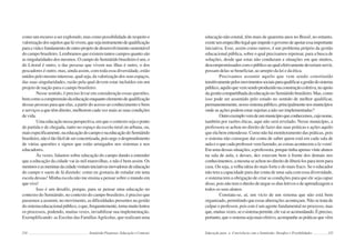 124 Semiárido Piauiense: Educação e Contexto
como um recurso a ser explorado, mas como possibilidade de respeito e
valorizaçãodossujeitosquelávivem,quesejainstrumentodequalificação
paraavidaefundamentodeoutroprojetodedesenvolvimentosustentável
do campo brasileiro. Lembramos que existem tantos campos quanto são
as singularidades dos mesmos. O campo do Semiárido brasileiro é um, o
do Litoral é outro, o das pessoas que vivem nas ilhas é outro, o dos
pescadores é outro, mas, ainda assim, com toda essa diversidade, estão
unidos pelo mesmo interesse, qual seja, da valorização dos seus espaços,
das suas singularidades, razão pela qual devem estar incluídos em um
projeto de nação para o campo brasileiro.
Nesse sentido, é preciso levar em consideração essas questões,
bemcomoacompreensãodaeducaçãoenquantoelementodequalificação
dessas pessoas para que elas, a partir do acesso ao conhecimento e bens
e serviços a que têm direito, melhorem cada vez mais as suas condições
de vida.
Umaeducaçãonessaperspectiva,emqueocontextosejaoponto
de partida e de chegada, tanto no espaço da escola rural ou urbana, ou,
maisespecificamente,naeducaçãodocampoenaeducaçãodoSemiárido
brasileiro,nãoétãofácildeserconcretizada,poisurgeodesprendimento
de várias questões e signos que estão arraigados nos sistemas e nos
educadores.
Às vezes, falamos sobre educação do campo dando a entender
que a educação da cidade vai às mil maravilhas, e não é bem assim. Os
meninoseasmeninasdacidadevisitaminiciativasinovadorasdeeducação
do campo e saem de lá dizendo: como eu gostaria de estudar em uma
escola dessas! Minha escola não me ensina a pensar sobre o mundo em
quevivo!
Isso é um desafio, porque, para se pensar uma educação no
contexto do Semiárido, no contexto do campo brasileiro, é preciso que
passemos a assumir, no movimento, as dificuldades presentes na gestão
dosistemaeducacionalpúblico,oque,frequentemente,tornamuitolentos
os processos, podendo, muitas vezes, inviabilizar sua implementação.
Exemplificando: as Escolas das FamíliasAgrícolas, que realizam uma
125
educação não estatal, têm mais de quarenta anos no Brasil, no entanto,
existeumempecilholegalqueimpedeogovernodeapoiaressaimportante
iniciativa. Esse, assim como outros, é um problema próprio da gestão
educacional pública, sobre o qual precisamos repensar, para a busca de
soluções, desde que estas não conduzam a situações em que muitos,
descompromissadoscomopúblicoaoqualefetivamentedeveriamservir,
possam delas se beneficiar, ao arrepio da lei e da ética.
Precisamos assumir aquilo que vem sendo constituído
tensitivamentepelosmovimentossociaisparaqualificaragestãodosistema
público,aquiloquevemsendoproduzidonaconstruçãocoletiva,noapoio
dagestãocompartilhadadaeducaçãonoSemiáridobrasileiro.Mas,como
isso pode ser assumido pelo estado no sentido de melhor qualificar,
permanentemente,nossosistemapúblico,principalmentenosmunicípios
onde as ações podem estar sujeitas a não ser implementadas?
Outroexemplovemdeummunicípioqueconhecemos,cujonome,
também por razões éticas, aqui não será revelado. Nesse município, a
professora se achou no direito de fazer das suas práticas e ações aquilo
que ela bem entendesse. Como não há monitoramento das práticas, pois
o sistema não consegue dar conta de saber quem está em cada sala de
aula e o que cada professor vem fazendo, as coisas acontecem a la vonté.
Em uma dessas situações, a professora, porque tinha apenas vinte alunos
na sala de aula, e desses, dez estavam bem à frente dos demais nos
conhecimentos, a mesma se achou no direito de liberá-los para irem para
casa. Ou seja, a velha ideia do mais forte e do mais fraco. Se o educador
não tem a capacidade para dar conta de uma sala com essa diversidade,
o sistema tem a obrigação de criar as condições para que ele seja capaz
disso, pois não tem o direito de negar os dias letivos e de aprendizagem a
todos os seus alunos.
Constata-se, aí, um vício de um sistema que não está bem
organizado, permitindo que essas aberrações aconteçam. Não se trata de
culpar o professor, pois este é um agente fundamental no processo, mas
que,muitasvezes,seosistemapermite,elevaiseacomodando.Épreciso,
portanto,queosistemasejamaisefetivo,acompanheaspráticasquevêm
Educação para a Convivência com o Semiárido: Desafios e Possibilidades
 