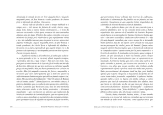 132 Semiárido Piauiense: Educação e Contexto
misturada à vontade de me ver livre daquela foice e daquele
muçambê preto, de flor branca e caule grudento, de cheiro
forte e infestado de abelhas e besouros.
Nossa vida ali dividia-se entre o tempo molhado e o
tempo seco – três meses de fartura de verde, cheiro, sapo,
água, leite, lama e outras muitas molenguices...; o resto do
ano era escavando o chão para arrancar de suas entranhas
alguma gota de água. O início das aulas coincidia com esse
momento de festejo pela exuberância que rapidamente vinha
e ia, e de trabalho intenso, para preparar a terra e aproveitar
alguma molhação. Aquele muçambê preto, de flor branca e
caule grudento, de cheiro forte e infestado de abelhas e
besouros era a pura expressão de que aquele tempo era o da
fartura e da esperança, e nos impunha pressa em tirar a prova.
Escola era para depois.
A palavra escola eu já conhecia e já sabia que a ela ia-
se para aprender a ler e a escrever, afinal, naqueles tempos,
“aprendeu, não leu, o pau comeu”. Não por este mote, mas,
pelo puro acontecimento de ir à escola, já aí residia um bocado
de fascínio, diferente do que nos motivava a enfrentar aquela
praga de muçambês. Meu pai havia prometido nos colocar na
escola. Mas foi naquele contexto de foices, muçambês e
besouros que ouvi outra palavra que a mim me apareceu
suficientemente luminosa para que dela eu jamais esquecesse:
aluno.Meupaidissedistraidamente:“Eita!OsalunosdeBaiana
vão ali numa zuada!” Aluno ligava-se, em minha cabeça, à
palavra alumínio, que eu conhecia não apenas dos caldeirões,
tachos e panelas que havia em casa, mas de uma memória
mais reluzente ainda, a das bolas prateadas – dizíamos
niqueladas – que encimavam as antenas que ladeavam da
boleia do caminhão de Antônio Roquete, que nos aparecia ali,
todos os anos, agredindo os marmeleiros das estradas estreitas,
para garimpar sacas de algodão ou alguma de feijão ou milho,
133
que porventura tivesse sobrado das reservas de cada casa,
dedicadas à alimentação da família ou ao plantio no ano
seguinte. Imaginava-se que aquelas bolas niqueladas do
caminhão de Antonio Roquete eram de alumínio.
Mas a palavra aluno, por via de sua conexão com a
palavra alumínio e por via da conexão desta com as bolas
niqueladas das antenas do Caminhão de Antonio Roquete
ainda ligava-se a outra palavra: buzina. A primeira buzina que
ouvi – um tanto assustado e ainda sem saber nomeá-la – não
foi nem daquele caminhão, que com o tempo foi se tornando
muito familiar, mas foi de algum carro atolado lá na Lagoa
ou na passagem do riacho, perto de Samuel. Quem caísse
naquele atoleiro buzinava para que os homens da redondeza
se compadecessem e aparecessem por lá para empurrá-lo e
livrá-lo do atoleiro. A meninada corria junto, quase sempre à
frente, de pés descalços a bater na bunda, para chegar
primeiro. Era um acontecimento que se aparentava ao
inusitado. A primeira buzina que ouvi, como uma espécie de
apito estranho e potente, que ecoava nas encostas e o nos
baixios, era algo que meus ouvidos não tinham ainda
experimentado e para o qual eu ainda não tinha uma palavra.
Saía, provavelmente, de alguma rural ou jipe, pois lembro
apenas que os para-choques e as maçanetas das portas do tal
carro eram todos prateados, niquelados. A palavra buzina,
quando enfim a ouvi, se ligava, em minha cabeça, a outra
palavra que ouvi de conversas distraídas dos adultos, mas
que havia se reforçado no dia em que meu pai chegou-nos
com carros de plásticos – dizíamos “de mangaba” – e afirmava
que aqueles carros eram “feitos de fábrica”, e junto à palavra
fábrica soltou outra, não sei em que contexto: usina.
Escola, aluno, alumínio, buzina, usina... O meu mundo
começava a se povoar de palavras estranhas que me traziam
um mundo de todo modo reluzente, como aquelas bolas que
Educação e Diversidade Cultural no Sertão
 