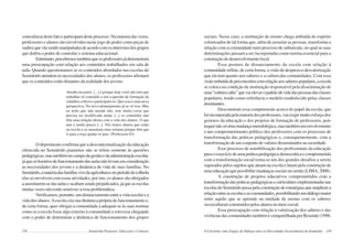 158 Semiárido Piauiense: Educação e Contexto
consciênciadestefatoeparticipamdesteprocesso.Namaioriadasvezes,
professores e alunos são envolvidos neste jogo de poder como peças de
xadrezquevãosendomanipuladasdeacordocomosinteressesdosgrupos
que detêm o poder de controlar o sistema educacional.
Entretanto,percebemostambémqueosprofessoresjádemonstram
uma preocupação com relação aos conteúdos trabalhados em sala de
aula. Quando questionamos se os conteúdos abordados nas escolas do
Semiárido atendem às necessidades dos alunos, os professores afirmam
que os conteúdos estão distantes da realidade dos jovens:
Atende em parte, [...] é porque hoje você não tem que
trabalhar só conteúdo e sim a questão de formação de
cidadãos críticos e participativos. Que essa é uma nova
perspectiva. No novo planejamento já se vê isso. Mas
eu acho que não atende não, tem muita coisa que
precisa ser modificada ainda. [...] os conteúdos não
têm uma relação direta com a vida dos alunos. O que
tem é muito pouco [...]. Nós temos alunos que estão
na escola e se ausentam uma semana porque têm que
ir para a roça ajudar os pais. (Professora 01)
O depoimento confirma que a descontextualização da educação
oferecida no Semiárido piauiense não se refere somente às questões
pedagógicas,mastambémnocampodagestãoedaadministraçãoescolar,
jáqueoshoráriosdefuncionamentodasaulasnãolevamemconsideração
as necessidades dos jovens e a dinâmica de vida de suas famílias. No
Semiárido,amaioriadasfamíliasvivedaagriculturaenoperíododecolheita
elas se envolvem com essas atividades, por isto, os alunos são obrigados
aausentarem-sedasaulaseacabamsendoprejudicados,jáqueasescolas
muitas vezes não estão sensíveis a essa problemática.
Verificamos,portanto,umdistanciamentoentreavidaescolarea
vida dos alunos.Aescola cria sua dinâmica própria de funcionamento e,
de certa forma, quer obrigar a comunidade a adequar-se às suas normas
como se a escola fosse algo externo à comunidade e estivesse chegando
com o poder de determinar a dinâmica de funcionamento dos grupos
159
sociais. Nesse caso, a instituição de ensino chega imbuída do espírito
colonizador de tal forma que, além de assustar as pessoas, transforma a
relação com a comunidade num processo de submissão, no qual as suas
determinações passam a ser incorporadas como norma essencial para a
construçãododesenvolvimentolocal.
Essa postura de distanciamento da escola com relação à
comunidadereflete,decertaforma,avisão dedesprezo edesvalorização
que ela tem quanto aos saberes e a cultura das comunidades. Com essa
visãoimbuídadepreconceitoscomrelaçãoaossaberespopulares,aescola
se coloca na condição de instituição responsável pela disseminação de
uma“culturaculta”quevaielevaropadrãodevidadaspessoasdasclasses
populares, tendo como referência o modelo estabelecido pelas classes
dominantes.
Desconstruir essa compreensão acerca do papel da escola, que
foiincorporadapelamaioriadosprofessores,vaiexigirmuitoesforçodos
gestores da educação e dos projetos de formação de professores, pois
requernãosóumamudançametodológica,mastambémumenvolvimento
e um comprometimento político dos professores com os processos de
transformação das práticas pedagógicas e, consequentemente, com a
transformação de um conjunto de valores disseminados na sociedade.
Esse processo de sensibilização dos profissionais da educação
paraoexercíciodeumapráticapedagógicademocráticaecomprometida
com a transformação social torna-se um dos grandes desafios a serem
superados pelos sujeitos que atuam na escola e lutam pela construção de
umaeducaçãoquepossibilitemudançassociaisnosertão(LIMA,2008).
A construção de projetos educativos comprometidos com a
transformaçãodaspráticaspedagógicasecurricularesimplementadasnas
escolasdoSemiáridopassapelaconstruçãodeestratégiasqueampliema
relaçãoentreasescolaseascomunidades,possibilitandoumdiálogomaior
entre aquilo que se aprende na unidade de ensino com os saberes
socioculturaisconstruídospelosalunosnomeiosocial.
Essa preocupação com relação à valorização dos saberes e das
vivênciasdascomunidadestambémécompartilhadaporResende(1998,
O Currículo como Espaço de Diálogo entre as Diversidades Socioculturais do Semiárido
 