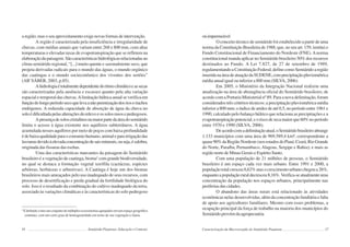 16 Semiárido Piauiense: Educação e Contexto
a região, mas o seu aproveitamento exige novas formas de intervenção.
A região é caracterizada pela insuficiência e irregularidade de
chuvas, com médias anuais que variam entre 268 e 800 mm, com altas
temperaturas e elevadas taxas de evapotranspiração que se refletem na
elaboraçãodapaisagem.Sãocaracterísticashidrológicasrelacionadasao
clima semiárido regional, “[...] muito quente e sazonalmente seco, que
projeta derivadas radicais para o mundo das águas, o mundo orgânico
das caatingas e o mundo socieconômico dos viventes dos sertões”
(AB’SÁBER, 2003, p.85).
Ahidrologiaétotalmentedependentedoritmoclimáticoeassecas
são caracterizadas pela ausência e escassez quanto pela alta variação
espacial e temporal das chuvas.Alimitação hídrica anual se verifica em
funçãodolongoperíodosecoquelevaanãoperenizaçãodosrioseriachos
endógenos. A reduzida capacidade de absorção de água da chuva no
soloédificultadapelasalteraçõesdorelevoeossolosrasosepedregosos.
Apresençadesoloscristalinosnamaiorpartedaáreadosemiárido
limita o acesso à água existente nos aquíferos subterrâneos. A água
acumulada nesses aquíferos por meio de poços com baixa profundidade
édebaixaqualidadeparaoconsumohumano,animaleparairrigaçãodas
lavourasdevidoàelevadaconcentraçãodesaisminerais,ouseja,ésalobra,
originada das fissuras das rochas.
Uma das características marcantes da paisagem do Semiárido
brasileiro é a vegetação de caatinga, bioma2
com grande biodiversidade,
no qual se destaca a formação vegetal xerófila (cactáceas, espécies
arbóreas, herbáceas e arbustivas). A Caatinga é hoje um dos biomas
brasileiros mais ameaçados pelo uso inadequado de seus recursos, com
processo de desertificação e perda gradual da fertilidade biológica do
solo. Isso é o resultado da combinação do cultivo inadequado da terra,
associado às variações climáticas e às características do solo pedregoso
2
É definido como um conjunto de múltiplos ecossistemas agrupados em um espaço geográfico
contínuo, com um certo grau de homogeneidade em torno de sua vegetação e fauna.
17
ouimpermeável.
O conceito técnico de semiárido foi estabelecido a partir de uma
norma da Constituição Brasileira de 1988, que, no seu art. 159, institui o
Fundo Constitucional de Financiamento do Nordeste (FNE).Anorma
constitucional manda aplicar no Semiárido brasileiro 50% dos recursos
destinados ao Fundo. A Lei 7.827, de 27 de setembro de 1989,
regulamentando a Constituição Federal, define como Semiárido a região
inseridanaáreadeatuaçãodaSUDENE,comprecipitaçãopluviométrica
média anual igual ou inferior a 800 mm (SILVA, 2006).
Em 2005, o Ministério da Integração Nacional realizou uma
atualização na área de abrangência oficial do Semiárido brasileiro, de
acordo com a Portaria Ministerial nº 89. Para a nova delimitação, foram
considerados três critérios técnicos: a precipitação pluviométrica média
inferior a 800 mm; o índice de aridez de até 0,5, no período entre 1961 e
1990, calculado pelo balanço hídrico que relaciona as precipitações e a
evapotranspiração potencial; e o risco de seca maior que 60% no período
entre 1970 e 1990 (SILVA, 2006).
Deacordocomadelimitaçãoatual,oSemiáridobrasileiroabrange
1.133 municípios com uma área de 969.589,4 km², correspondente a
quase90%daRegiãoNordeste(nosestadosdoPiauí,Ceará,RioGrande
do Norte, Paraíba, Pernambuco, Alagoas, Sergipe e Bahia); e mais as
região norte de Minas Gerais e Espírito Santo.
Com uma população de 21 milhões de pessoas, o Semiárido
brasileiro é um espaço cada vez mais urbano. Entre 1991 e 2000, a
populaçãototalcresceu8,62%masocrescimentourbanochegoua26%,
enquantoapopulaçãoruraldecresceu8,16%.Verifica-seatualmenteuma
concentração da população nos espaços urbanos, principalmente nas
periferias das cidades.
O abandono das áreas rurais está relacionado às atividades
econômicas nelas desenvolvidas, além da concentração fundiária e falta
de apoio aos agricultores familiares. Mesmo com esses problemas, a
ocupação principal da força de trabalho na maioria dos municípios do
Semiárido provém da agropecuária.
Caracterização da Macrorregião do Semiárido Piauiense
 