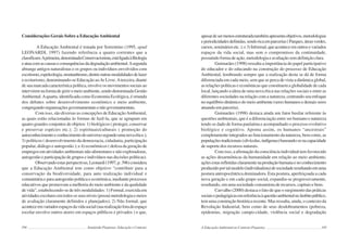 194 Semiárido Piauiense: Educação e Contexto
Considerações Gerais Sobre a EducaçãoAmbiental
A Educação Ambiental é tratada por Sorrentino (1995, apud
LEONARDI, 1997) fazendo referência a quatro correntes que a
classificam.Aprimeira,denominadaConservacionista,estáligadaàBiologia
eatuacomascausaseconsequênciasdadegradaçãoambiental.Asegunda
abrange antigos naturalistas e os grupos ou indivíduos envolvidos com
escotismo,espeleologia,montanhismo,dentreoutrasmodalidadesdelazer
e ecoturismo, denominando-se Educação aoAr Livre.Aterceira, diante
desuamarcadacaracterísticapolítica,envolveosmovimentossociaisao
interviremnaformadegeriromeioambiente,sendodenominadaGestão
Ambiental.Aquarta, identificada como Economia Ecológica, é oriunda
dos debates sobre desenvolvimento econômico e meio ambiente,
congregandoorganizaçõesgovernamentaisenãogovernamentais.
Com isso, são diversas as concepções de EducaçãoAmbiental,
as quais estão relacionadas às formas de fazê-la, que se agrupam em
quatro grandes conjuntos de objetos: 1) biológicos ( proteger, conservar
e preservar espécies etc.); 2) espirituais/culturais ( promoção do
autoconhecimentoeconhecimentodouniversosegundoumanovaética);
3) políticos ( desenvolvimento da democracia, cidadania, participação
popular, diálogo e autogestão ); e 4) econômicos ( defesa da geração de
empregos em atividades ambientais não alimentares e não exploradoras,
autogestão e participação de grupos e indivíduos nas decisões políticas).
Observandoestasperspectivas,Leonardi(1997,p.396)considera
que a Educação Ambiental tem como objetivo “contribuir para a
conservação da biodiversidade, para auto realização individual e
comunitária e para autogestão política e econômica, mediante processos
educativos que promovam a melhoria do meio ambiente e da qualidade
de vida”, estabelecendo-se de três modalidades: 1) Formal, exercida em
atividadesescolaresemtodososseusníveis(possuimetodologiaemeios
de avaliação claramente definidos e planejados); 2) Não formal, que
aconteceemvariadosespaçosdavidasocial(suarealizaçãoforadoespaço
escolar envolve outros atores em espaços públicos e privados ) e que,
195
apesardesermenosestruturadatambémapresentaobjetivos,metodologias
eperiodicidadesdefinidas,sendoricaemparcerias(Parques,áreasverdes,
cursos,semináriosetc.);e3)Informal,queaconteceemoutrosevariados
espaços da vida social, mas sem o compromisso da continuidade,
possuindo forma de ação, metodologia e avaliação sem definição clara.
Guimarães (1998) ressalta a importância do papel participativo
do educador e do educando na construção do processo de Educação
Ambiental, lembrando sempre que a realização desta se dá de forma
diferenciada em cada meio, sem que se perca de vista a dinâmica global,
as relações políticas e econômicas que constituem a globalidade de cada
local, lançando a ideia de uma nova ética nas relações sociais e entre as
diferentes sociedades na relação com a natureza, centrando seu enfoque
no equilíbrio dinâmico do meio ambiente (seres humanos e demais seres
atuando em parceria).
Guimarães (1998) destaca ainda um fator basilar referente às
questões ambientais, que é a diferenciação entre ser humano e natureza
tendo se dado de forma paulatina e acompanhado o processo evolutivo
biológico e cognitivo. Aponta assim, os humanos “ancestrais”
completamente integrados ao funcionamento da natureza, bem como, as
populaçõestradicionais(silvícolas,indígenas)baseando-senacapacidade
de suporte dos recursos naturais.
Com isso, a afirmação da consciência individual tem favorecido
as ações desarmônicas da humanidade em relação ao meio ambiente,
açõesestasrefletidasclaramentenaproduçãohumanaenoconhecimento
produzidoportalmodelo(individualista)desociedaderesultandoemuma
postura antropocêntrica dominadora. Esta postura, aperfeiçoada a cada
nova geração e em cada grupo social, expandiu-se progressivamente,
resultando, em uma sociedade consumista de recursos, capitais e bens.
Carvalho (2000) destaca o fato de que o surgimento das práticas
sociaisepedagógicasemreferênciaàquestãoambientalnoâmbitopúblico,
tem uma construção histórica recente. Mas ressalta, ainda, o contexto da
Revolução Industrial, bem como de seus desdobramentos (pobreza,
epidemias, migração campo-cidade, violência social e degradação
A Educação Ambiental no Contexto Piauiense
 