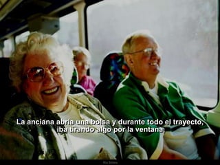 Ria SlidesLa anciana abría una bolsa y durante todo el trayecto, iba tirando algo por la ventana,