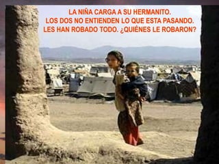 LA NIÑA CARGA A SU HERMANITO. LOS DOS NO ENTIENDEN LO QUE ESTA PASANDO.LES HAN ROBADO TODO. ¿QUIÉNES LE ROBARON?