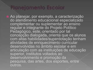 Algunsinstrumentos, elaborados a partir de umaconcepçãocentrada no desempenhoacadêmico (especialmentelingüístico e lógico-matemático), nãoconsideravam no processo de avaliação as habilidadesdiversas, a exemplodaquelasrelacionadas a resoluções de desafiosnavidacotidiana.No debate atual sobre os processos de identificação de alunos com altas habilidades/superdotação, busca-se romper com o paradigma tradicional, que enfatizava a concepção hereditária e considerava o desenvolvimento de habilidades e comportamentos a partir de uma visão estanque e linear, e passa-se a investir em estratégias que envolvem a observação, o contexto e a convivência. 