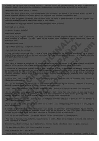–Capullo, me has dicho que mi madre no iba a... ¡Leches! ¡Liceo! ¡Mi hermano querido del alma! ¡Estás vivito y
coleando! ¡Liceo! –Xena golpeó los cristales con desesperación intentando llamar la atención de su hermano.
–No pueden oírte, Xena, esto es tu pasado.
–Anda, pues ahora que lo dices, Liceo debería tener unos taitantos y ahí dentro es un chavalín. Bueno, y si está la
loca de mi madre, mi perrico Cerberito, pobre, qué majo era, y mi hermano, ¿dónde estoy yo?
Joxer la miró arrugando los morros, con un mohín triste. Le indicó la parte trasera de la casa con un gesto vago.
Rodearon la casa por la parte derecha para llegar al patio trasero.
–No me habré ido de juerga mientras en casa hay semejante festín, ¿verdad?
Joxer negó con la cabeza.
–¿Estoy en el cuarto de baño?
Joxer vuelve a negar.

V
FA ER
ht N SI
tp FI Ó
:// C N
V E O
O N R
.c E IG
os S IN
P
at A A
ec Ñ L,
O
a. L
co
m

–Vale, lo sé, lo sé, déjame recordar, ¿qué hacía yo cuando mi madre preparaba todo esto? –Xena se devanó los
sesos buscando la respuesta. – A ver... vaya, no me acuerdo, cómo ha pasado el tiempo, veinte años y ya no me
acuerdo de nada.
Joxer la miró con sorna.

–¿Qué? Ahora justo voy a cumplir los veinticinco.
–Hace tres años que los cumples.

–Es que me gusta mucho esa cifra. Y deja el tema, que hablábamos de qué hacía yo cuando... ¡ya lo tengo! –
exclamó Xena, golpeando el brazo de Joxer demasiado fuerte para la sensibilidad de éste. – ¡Me pasaba estos días
en el pajar, buscando la aguja!
–¿En serio?

–Pues claro, y siempre la encontraba. Mi madre me decía que muchas gracias y que vaya niña más maja me ha
salido, y mi hermano se enfurruñaba, estaba celosete porque yo la había encontrado y él no, jejeje.
–¿Seguro que era eso lo que pasaba? –inquirió Joxer, señalando el pajar, de donde sale una Xena en pequeñito, con
una armadurita y un chakramín, que corre hacia la casa con un pequeño objeto en las manos. Al llegar a la puerta
del patio trasero, la niña se detiene y observa la escena interior, haciendo una mueca de asco al escuchar las
canciones navideñas. Miró de nuevo el objeto que posee y se dirige de nuevo al pajar, lo tira de nuevo y se sumerge
en su búsqueda.
–Qué ruin eres, Xena, volvías a tirar la aguja entre la paja para no entrar en casa. –le recriminó Joxer, agitando la
cabeza reprobadoramente.
–Yo... yo, no, es mentira, yo no lo hacía, es que siempre encontraba las agujas de cabeza antes que la de coser, y
entonces tenía que volver a buscar la buena. –confesó Xena, muy digna.
–Serás... anda, vamos adentro, que hay para darte una tunda... miró que ni acercarte a comer unos polvorones...

–Se me quedaban todos pastosillos pegados al paladar, ¡bej! –Xena hizo una mueca de asco recordando la
sensación. Joxer se dirigió a la pared de la casa que daba al comedor y le indicó a Xena que le siguiera. – Joxer,
serás un fantasma y todo lo que tú quieras, pero no creo que yo pueda pasar por ahí.
–Sigues sin confiar en... ¡ouch! –Joxer se pegó un trompazo al intentar atravesar la pared. Se llevó las manos a la
nariz. – Benudo golbetazo, ¡ayyy!
–No es que no confíe en tú, pero prefiero entrar por la puerta. –Xena entró por la puerta trasera de la casa, seguida
de un dolorido Joxer.
El comedor engalanado se aparecía ante sus ojos. Liceo jugaba con Cerberito y Cirene ajustaba las figuras del belén.
Los villancicos se adueñaban del ambiente. Cirene cogió de los mofletes a Liceo y los apretó cariñosamente, y
después, sucesivamente, la tía Sofía, la tía Mantinea, la tía-abuela Trifília, la abuela Jroña...
–¿Ves por qué no quería entrar? Liceo estaba tres días con los carrillos como si tuviera paperas.

–Pero esto es Navidad, Xena, la familia, los polvorones, el belén... Fíjate en la mirada de tu madre, está triste y te
busca a través de la ventana.
Cirene miraba, efectivamente, a través de la ventana mirando el patio cubierto de nieve, con gesto resignado.
–Ella sabe que estoy bien. –dijo Xena, mirando a su madre.
–Pero no estás con ella. Y miró a Liceo...
Liceo se levantó como pudo del sillón donde estaba rodeado de sus cariñosas familiares y se dirigió a Cirene, al lado

 