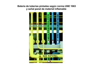Batería de tuberías pintadas según norma UNE 1063 y señal panel de material inflamable   