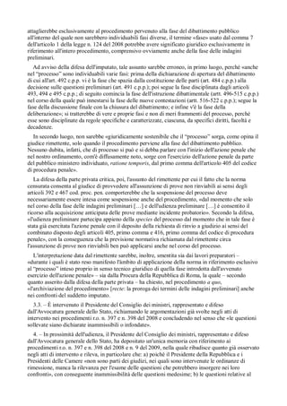 attaglierebbe esclusivamente al procedimento pervenuto alla fase del dibattimento pubblico
all'interno del quale non sarebbero individuabili fasi diverse, il termine «fase» usato dal comma 7
dell'articolo 1 della legge n. 124 del 2008 potrebbe avere significato giuridico esclusivamente in
riferimento all'intero procedimento, comprensivo ovviamente anche della fase delle indagini
preliminari.
   Ad avviso della difesa dell'imputato, tale assunto sarebbe erroneo, in primo luogo, perché «anche
nel “processo” sono individuabili varie fasi: prima della dichiarazione di apertura del dibattimento
di cui all'art. 492 c.p.p. vi è la fase che spazia dalla costituzione delle parti (art. 484 c.p.p.) alla
decisione sulle questioni preliminari (art. 491 c.p.p.); poi segue la fase disciplinata dagli articoli
493, 494 e 495 c.p.p.; di seguito comincia la fase dell'istruzione dibattimentale (artt. 496-515 c.p.p.)
nel corso della quale può innestarsi la fase delle nuove contestazioni (artt. 516-522 c.p.p.); segue la
fase della discussione finale con la chiusura del dibattimento; e infine v'è la fase della
deliberazione»; si tratterebbe di vere e proprie fasi e non di meri frammenti del processo, perché
esse sono disciplinate da regole specifiche e caratterizzate, ciascuna, da specifici diritti, facoltà e
decadenze.
   In secondo luogo, non sarebbe «giuridicamente sostenibile che il “processo” sorga, come opina il
giudice rimettente, solo quando il procedimento perviene alla fase del dibattimento pubblico.
Nessuno dubita, infatti, che di processo si può e si debba parlare con l'inizio dell'azione penale che
nel nostro ordinamento, com'è diffusamente noto, sorge con l'esercizio dell'azione penale da parte
del pubblico ministero individuato, ratione temporis, dal primo comma dell'articolo 405 del codice
di procedura penale».
   La difesa della parte privata critica, poi, l'assunto del rimettente per cui il fatto che la norma
censurata consenta al giudice di provvedere all'assunzione di prove non rinviabili ai sensi degli
articoli 392 e 467 cod. proc. pen. comporterebbe che la sospensione del processo deve
necessariamente essere intesa come sospensione anche del procedimento, «dal momento che solo
nel corso della fase delle indagini preliminari […] e dell'udienza preliminare […] è consentito il
ricorso alla acquisizione anticipata delle prove mediante incidente probatorio». Secondo la difesa,
«l'udienza preliminare partecipa appieno della species del processo dal momento che in tale fase è
stata già esercitata l'azione penale con il deposito della richiesta di rinvio a giudizio ai sensi del
combinato disposto degli articoli 405, primo comma e 416, primo comma del codice di procedura
penale», con la conseguenza che la previsione normativa richiamata dal rimettente circa
l'assunzione di prove non rinviabili ben può applicarsi anche nel corso del processo.
   L'interpretazione data dal rimettente sarebbe, inoltre, smentita sia dai lavori preparatori –
«durante i quali è stato reso manifesto l'àmbito di applicazione della norma in riferimento esclusivo
al “processo” inteso proprio in senso tecnico giuridico di quella fase introdotta dall'avvenuto
esercizio dell'azione penale» – sia dalla Procura della Repubblica di Roma, la quale – secondo
quanto asserito dalla difesa della parte privata – ha chiesto, nel procedimento a quo,
«l'archiviazione del procedimento» [recte: la proroga dei termini delle indagini preliminari] anche
nei confronti del suddetto imputato.
   3.3. – È intervenuto il Presidente del Consiglio dei ministri, rappresentato e difeso
dall'Avvocatura generale dello Stato, richiamando le argomentazioni già svolte negli atti di
intervento nei procedimenti r.o. n. 397 e n. 398 del 2008 e concludendo nel senso che «le questioni
sollevate siano dichiarate inammissibili o infondate».
  4. – In prossimità dell'udienza, il Presidente del Consiglio dei ministri, rappresentato e difeso
dall'Avvocatura generale dello Stato, ha depositato un'unica memoria con riferimento ai
procedimenti r.o. n. 397 e n. 398 del 2008 e n. 9 del 2009, nella quale ribadisce quanto già osservato
negli atti di intervento e rileva, in particolare che: a) poiché il Presidente della Repubblica e i
Presidenti delle Camere «non sono parti dei giudizi, nei quali sono intervenute le ordinanze di
rimessione, manca la rilevanza per l'esame delle questioni che potrebbero insorgere nei loro
confronti», con conseguente inammissibilità delle questioni medesime; b) le questioni relative al
 