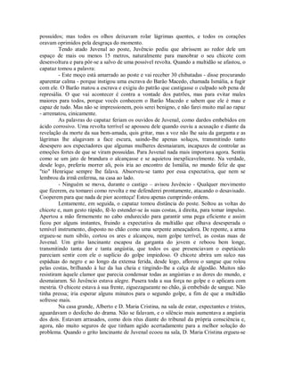 possuídos; mas todos os olhos deixavam rolar lágrimas quentes, e todos os corações
oravam oprimidos pela desgraça do momento.
Tendo atado Juvenal ao poste, Juvêncio pediu que abrissem ao redor dele um
espaço de mais ou menos 15 metros, naturalmente para manobrar o seu chicote com
desenvoltura e para pôr-se a salvo de uma possível revolta. Quando a multidão se afastou, o
capataz tomou a palavra:
- Este moço está amarrado ao poste e vai receber 30 chibatadas - disse procurando
aparentar calma - porque instigou uma escrava do Barão Macedo, chamada Ismália, a fugir
com ele. O Barão matou a escrava e exigiu do patrão que castigasse o culpado sob pena de
represália. O que vai acontecer é contra a vontade dos patrões, mas para evitar males
maiores para todos, porque vocês conhecem o Barão Macedo e sabem que ele é mau e
capaz de tudo. Mas não se impressionem, pois serei benigno, e não farei muito mal ao rapaz
- arrematou, cinicamente.
As palavras do capataz feriam os ouvidos de Juvenal, como dardos embebidos em
ácido corrosivo. Uma revolta terrível se apossou dele quando ouviu a acusação e diante da
revelação da morte da sua bem-amada, quis gritar, mas a voz não lhe saiu da garganta e as
lágrimas lhe alagavam a face escura, saindo-lhe apenas soluços, transmitindo tanto
desespero aos expectadores que algumas mulheres desmaiaram, incapazes de controlar as
emoções fortes de que se viram possuídas. Para Juvenal nada mais importava agora. Sentiu
como se um jato de brandura o alcançasse e se aquietou inexplicavelmente. Na verdade,
desde logo, preferiu morrer ali, pois iria ao encontro de Ismália, no mundo feliz de que
"tio" Henrique sempre lhe falava. Absorveu-se tanto por essa expectativa, que nem se
lembrou da irmã enferma, na casa ao lado.
- Ninguém se mova, durante o castigo – avisou Juvêncio - Qualquer movimento
que fizerem, eu tomarei como revolta e me defenderei prontamente, atacando o desavisado.
Cooperem para que nada de pior aconteça! Estou apenas cumprindo ordens.
Lentamente, em seguida, o capataz tomou distância do poste. Soltou as voltas do
chicote e, num gesto rápido, fê-lo estender-se às suas costas, à direita, para tomar impulso.
Apertou a mão firmemente no cabo endurecido para garantir uma pega eficiente e assim
ficou por alguns instantes, fruindo a expectativa da multidão que olhava desesperada o
temível instrumento, disposto no chão como uma serpente ameaçadora. De repente, a arma
ergueu-se num sibilo, cortou os ares e alcançou, num golpe terrível, as costas nuas de
Juvenal. Um grito lancinante escapou da garganta do jovem e reboou bem longe,
transmitindo tanta dor e tanta angústia, que todos os que presenciavam o espetáculo
pareciam sentir com ele o suplício do golpe impiedoso. O chicote abrira um sulco nas
espáduas do negro e ao longo da extensa ferida, desde logo, aflorou o sangue que rolou
pelas costas, brilhando à luz da lua cheia e tingindo-lhe a calça de algodão. Muitos não
resistiram àquele clamor que parecia condensar todas as angústias e as dores do mundo, e
desmaiaram. Só Juvêncio estava alegre. Pusera toda a sua força no golpe e o aplicara com
mestria. O chicote estava à sua frente, ziguezagueante no chão, já embebido de sangue. Não
tinha pressa; iria esperar alguns minutos para o segundo golpe, a fim de que a multidão
sofresse mais.
Na casa grande, Alberto e D. Maria Cristina, na sala de estar, expectantes e tristes,
aguardavam o desfecho do drama. Não se falavam, e o silêncio mais aumentava a angústia
dos dois. Estavam arrasados, como dois réus diante do tribunal da própria consciência e,
agora, não muito seguros de que tinham agido acertadamente para a melhor solução do
problema. Quando o grito lancinante de Juvenal ecoou na sala, D. Maria Cristina ergueu-se

 