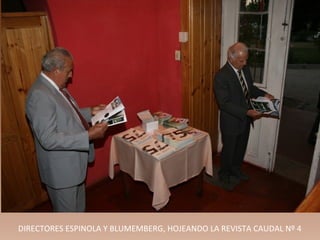 DIRECTORES ESPINOLA Y BLUMEMBERG, HOJEANDO LA REVISTA CAUDAL Nº 4
 