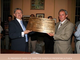 EL PRESIDENTE ARIAS Y EL DIRECTOR GONZÁLEZ PRESENTAN LA PLACA
 