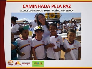 CAMINHADA PELA PAZ
ALUNOS COM CARTAZES SOBRE VIOLÊNCIA NA ESCOLA

 