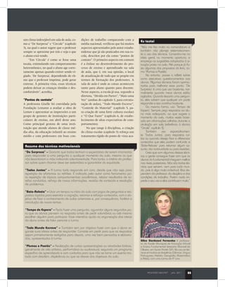 PROFISSÃO MESTRE®
julho 2011 25
um clima indesejável em sala de aula, co-
mo a “De Surpresa” e “Circule” (capítulo
3), na qual o autor sugere que o professor
sempre se aproxime por trás e veja o que
o aluno está vendo.
“Em ‘Circule’ é como se fosse uma
tocaia, estimulando um comportamento
heteronômico, no qual o aluno age corre-
tamente apenas quando estiver sendo vi-
giado. ‘De Surpresa’, dependendo do rit-
mo que o professor imprime, pode gerar
estresse. À primeira vista, essas técnicas
podem deixar as crianças tímidas e des-
confortáveis”, acredita.
“Pontos de contato”
A professora Giselle foi convidada pela
Fundação Lemann a avaliar a obra de
Lemov e apresentar as impressões a um
grupo de gestores de instituições parti-
culares de ensino, em abril deste ano.
Como principal gestora de uma insti-
tuição que atende alunos de classe mé-
dia alta, da educação infantil ao ensino
médio e com professores em boas con-
dições de trabalho comparando com a
média nacional, verificou que há muitos
aspectos apresentados pelo autor estadu-
nidense que já são praticados em sua es-
cola, descritos por ela como “pontos de
contato”. O primeiro aspecto em comum
é a ênfase no desenvolvimento do pro-
cesso de ensino e aprendizado na sala
de aula, que é, em sua opinião, o local
de atualização de tudo que se propõe em
termos de formação dos professores. A
sala de aula é onde as coisas acontecem
tanto para aluno quanto para docente.
Nesse aspecto, a escola já usa, segundo a
diretora, “Divida em Partes”, “Mais uma
Vez” (ambas do capítulo 3, para estrutu-
ração de aulas), “Todo Mundo Escreve”,
“Controle do Material” (capítulo 5, pa-
ra criação de uma forte cultura escolar)
e “O Que Fazer” (capítulo 6, de estabe-
lecimento de altas expectativas de com-
portamento).
No que tange à disciplina, a criação
do clima escolar (capítulo 5) reforça um
tratamento rígido do ponto de vista aca-
Eu testei
“Não me fixo muito na nomenclatura e
também não planejo sistematicamen-
te o uso das técnicas. Concentro-me na
ideia geral, no momento oportuno, e
emprego as sugestões adaptadas à si-
tuação posta na aula. Até porque já fa-
zia algumas das propostas do livro, co-
mo ‘Plumas e Paetês’.
No entanto, passei a refletir sobre
como executava questionamentos aos
alunos. Algumas técnicas foram aprimo-
radas para melhorar esse ponto. ‘De
Surpresa’ é uma que uso bastante, nor-
malmente quando meus alunos estão
agitados. Quando levanto uma pergun-
ta, eles sabem que qualquer um pode
responder e isso contribui bastante.
Da mesma forma, uso ‘Tempo de
Espera’. Sempre peço respostas ao alu-
no mais adequado, ao que sugere o
momento da aula, muitas vezes base-
ada em informações colhidas durante a
circulação em sala [referência à técnica
“Circule”, capítulo 3].
Também uso esporadicamen-
te ‘Todos Juntos’, para respostas cur-
tas ou quando desejo fixar e diferenciar
conteúdos que eles podem confundir, e
‘Bate-Rebate’ para retomar algum as-
sunto, dar continuidade ou para revisões.
Creio que com algumas dessas técni-
cas a gente consegue fazer com que os
alunosdofundamentalIcheguemmelhor
nos níveis posteriores. Não são todas téc-
nicas que servem, nem para tudo mun-
do, pois é algo muito individual. Elas de-
pendem do professor, da disciplina e das
condições de trabalho. Porém nada im-
pede o seu uso e elas contribuem muito.”
Gilne Gardesani Fernandez é professo-
ra da Escola Municipal de Educação Infantil
e Ensino Fundamental Vereador Manoel de
Oliveira, em Santo André (SP). Ela usa as téc-
nicas em todas as disciplinas (Ciências, Língua
Portuguesa, História, Geografia, Matemática
e Artes), com uma turma de 4º ano.
Resumo das técnicas motivacionais
“De Surpresa” – Garantir que todos tenham a expectativa de serem chamados
para responder a uma pergunta a qualquer momento da aula, mesmo os que
não levantaram a mão indicando voluntariedade. Para tanto, o critério do profes-
sor sobre quem chamar deve ser sistemático e garantidor da equidade.
“Todos Juntos” – A turma toda responde em coro, desde que não seja para
repetição de aforismos ou refrões. É indicada pelo autor como ferramenta pa-
ra repetição de tópicos comportamentais acadêmicos, relatar resultados de ta-
refas concluídas, reforço de novas informações, revisão de conteúdo e resolução
de problemas.
“Bate-Rebate” – Usar um tempo no início da aula com jogos de perguntas e res-
postas rápidas para exercitar a cognição, retomar e reforçar conteúdos, com o ob-
jetivo de fixar o conhecimento de aulas anteriores e, por consequência, facilitar a
introdução de novos temas.
“Tempo de Espera” – Após fazer uma pergunta, aguardar alguns segundos pa-
ra que os alunos pensem na resposta antes de pedir voluntários ou até mesmo
escolher alguém para participar. Esse interstício ajuda na organização das ideias
do aluno antes de falar perante a turma.
“Todo Mundo Escreve” – Também tem por objetivo fazer com que o aluno or-
ganize suas ideias antes de responder. Consiste em pedir para que as respostas
sejam primeiramente redigidas para depois, uma vez bem pensadas e elabora-
das, apresentadas à turma.
“Plumas e Paetês” – Realização de curtas apresentações ou atividades lúdicas,
geralmente de viés artístico, performático ou audiovisual, seguindo um programa
específico de aprendizado e com cuidados para que não se torne um evento tra-
tado com desdém, displicência ou que se desvie dos objetivos da aula.
PROFISSÃO MESTRE®
julho 2011 25
 