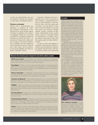 PROFISSÃO MESTRE®
agosto 2011 33
a oferta de oportunidades para que
eles realizem e formem suas opiniões
e crenças após as atividades escolares.
Técnicas e princípios
Mesmo com o esclarecimento dos
princípios, as propostas de Lemov
mais voltadas a treinamentos e esta-
belecimento de regras deixam alguns
educadores ressabiados. Para a direto-
ra pedagógica Débora Vaz – da Escola
Castanheiras, na cidade de Santana do
Parnaíba, na Grande São Paulo –, as
propostas de Doug Lemov podem dei-
xar a desejar se não forem considera-
das as condições reais dos professores
e das instituições de ensino. “Muito do
que o autor sugere vejo em professo-
res que já são engajados em ensinar os
alunos a aprender”, afirma.
Segundo a avaliação da diretora, a
proposta corre o risco de emperrar se
não considerar o imponderável perti-
nente a cada instituição, a cada con-
texto de aula, e não tem espaço para
uso direto e sem um debate. “O pro-
fessor está num ambiente escolar que
deve prezar por interesses compar-
tilhados, respeito, aceitação de dife-
renças, solidariedade em atos, acolhi-
mento, crença na construção coletiva
de conhecimento e na ajuda e prote-
ção mútuas. Intervenções muito cole-
tivas geram perda de tempo didático”,
acredita.
No que se refere especialmente a
transições e deslocamentos, Débora re-
conhece que procedimentos organiza-
dos ajudam a poupar tempo. Além dis-
so, ensinar a tomar notas, valorizando
“Rotina de entrada” – Criar hábitos que favoreçam eficiência e produtivida-
de com rotinas bem estabelecidas no início da aula, aproveitando o tempo em
que os alunos adentram a sala e tomam seus lugares.
“Faça Agora” – Fazer com que os alunos sempre saibam o que fazer logo ao
entrar em sala, para que não tenham que se perguntar “o que fazer agora”.
Por exemplo, o professor pode deixar uma atividade breve já nas carteiras ou
na entrada antes de todas as aulas.
“Breves Transições” – Estabelecer procedimentos para que os alunos pou-
pem tempo quando se movem de um local da escola para outro, na transição
entre diferentes atividades ou na passagem de materiais.
“Controle do Material” – Exigir objetos específicos para a tomada de notas
(cadernos, folhas em fichários etc.), a fim de que o aluno construa um sistema
eficiente e organizado para armazenamento e consulta daquilo que aprendeu.
“POSSO” – Sigla que sintetiza comportamentos fundamentais exigidos pa-
ra que os alunos prestem o máximo de atenção às atividades (Pergunte e
Responda, Ouça, Sente-se Direito, Sinalize Com a Cabeça e Olhe Para Quem
Está Falando).
“Em Suas Marcas” – Exigir que os alunos tenham, no início da aula, todos os
seus materiais em condições de uso: livros e papéis sobre a carteira, caneta
ou lápis na mão.
“Comunicação por Sinais” – Combinar sinais para que os alunos peçam para
se levantar e realizar atividades de fora da aula, sem interromper os trabalhos
acadêmicos. Por exemplo, para facilitar os pedidos de ir ao banheiro, chama-
do por Lemov de “o último bastião dos infiéis”.
“Vivas!” – Treinar os alunos para fazer elogios coletivos e sonoros aos pares,
em horas certas, para inspirar os alunos. Tudo com o devido cuidado para que
não se torne bagunça, porém que seja rápido, envolvente, universal, entusiás-
tico, refletindo a evolução do aprendizado.
“Mesmo antes de ter contato com o
livro eu já tinha uma rotina bem esta-
belecida, mesmo sem uma sistema-
tização tão detalhada. Meus alunos
têm uma rotina semanal bem defini-
da. Sabem qual aula terão em cada
dia e arrumam as mesas antes das
atividades, pois ninguém mais na es-
cola usa essa disposição [duas fileiras
em U]. Depois nos sentamos e faze-
mos uma leitura diária, conduzida por
mim, em seguida a chamada, a ve-
rificação da lição de casa... É tudo já
bem regrado.
Discordo algumas vezes das co-
locações do Lemov sobre treinar os
alunos. Creio que algumas precisam
de práticas repetitivas e outras não,
mas também é necessário ter discer-
nimento entre o que é conteúdo e o
que é postura, pois o aluno deve ser
aluno em qualquer lugar, indepen-
dentemente do nível da escola e da
sua condição social.
A organização da cultura e da ro-
tina, em geral, ajuda a poupar tem-
po e trabalhar o conteúdo que tem
de ser dado, independentemente
de materiais e recursos disponíveis.
Contudo, com materiais prontos, as
rotinas bem definidas são potencia-
lizadas e o docente tem mais tem-
po para pensar no que trazer à tur-
ma, como aprofundar e ampliar os
conteúdos, quais questões e desa-
fios serão propostos.”
Resumo das técnicas para criação de uma forte cultura escolar
Eu testei
Gilne Gardesani Fernandez é profes-
sora de ensino fundamental I na Escola
Municipal de Educação Infantil e Ensino
Fundamental Vereador Manoel de
Oliveira, em Santo André (SP). Ela usa as
técnicas em todas as disciplinas (Ciências,
Língua Portuguesa, História, Geografia,
Matemática e Artes) com uma turma de
4º ano.
PROFISSÃO MESTRE®
agosto 2011 33
 