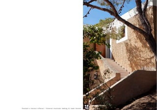 Escalera a terraza inferior / Exterior staircase leading to lower terrace
 