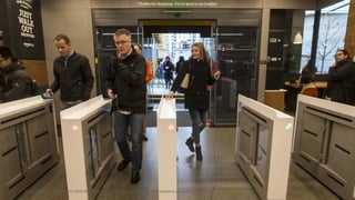 Fonte: theverge.com/2018/1/22/16920784/amazon-go-cashier-less-grocery-store-seattle-shoplifting-punishment-detection
 