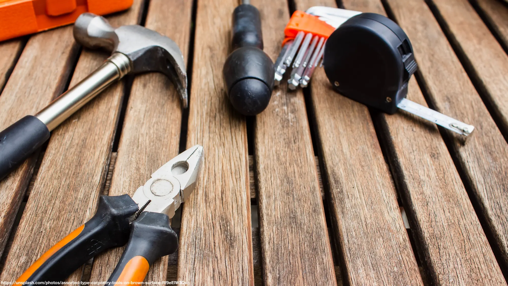 https://unsplash.com/photos/assorted-type-carpentry-tools-on-brown-surface-Rf9eElW3Qxo
 