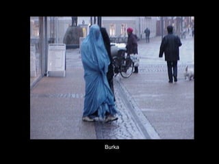 Aun cuando es probable que muchos hombres con gonorrea no tengan ningún síntoma, en algunos aparecerán algunos signos y síntomas de dos a cinco días después de contraer la infección. Algunos síntomas pueden tardar hasta 30 días en aparecer. Entre los signos y síntomas se encuentran la sensación de ardor al orinar y una secreción blanca, amarilla o verde del pene. Algunas veces a los hombres con gonorrea les duelen los testículos o se les inflaman. La mayoría de las mujeres con gonorrea no tienen síntomas, y si los tienen, éstos son leves. Incluso cuando tienen síntomas, pueden ser tan poco específicos que se confunden con los síntomas de una infección vaginal o de cistitis. Entre los primeros síntomas y signos en las mujeres se encuentran una sensación de dolor o ardor al orinar, aumento del flujo vaginal y hemorragia vaginal entre períodos. Las mujeres con gonorrea están expuestas al riesgo de tener graves complicaciones de la infección, independientemente de la presencia o gravedad de los síntomas.  Entre los síntomas de infección rectal tanto en hombres como en mujeres, puede haber secreción, picazón, dolor y sangrado en el ano y dolor al defecar. También es probable que la infección rectal no esté acompañada de síntomas. Las infecciones de la garganta puede que provoquen dolor de garganta, pero por lo general no se presenta ningún síntoma. 