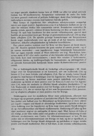 var noget specielt, danskere kunne lære af. DDR var offer for udtalt anti-tysk
fordom hos SF-medlemmerne. Synspunkter vedrørende de andre lire lande
var mere generelt motiveret af politiske holdninger, skønt disse holdninger ikke
nødvendigvis stemmer overens med landenes faktiske politik.
Med hensyn til Jugoslavien blev arbejdernes selvstyre-system uvægerligt
nævnt som noget positivt. Jugoslavernes evne til at balancere mellem øst og vest
uden for militære blokke blev sommetider nævnt. Svenskernes neutralitet l'ik
gunstig omtale, specielt i relation til deres beslutning om ikke at træde ind i EF.
Sverige fik også høje karakterer for dets sociale velfærdssystem, specielt med
henblik på pensionister (som gav Sverige et gennemsnitsresultat på 2,0) og ufag-
lærte arbejdere (2,9). De spredte gunstige bemærkninger om Sovjetunionen
havde noget modstræbende over sig: på trods af alt har russerne socialiseret
industrien, afskaffet arbejdsløsheden og forbedret levevilkårene.
Den yderst positive reaktion over for Kina var ikke baseret på latent maois-
me i SF. Snarere opnåede kineserne det gode resultat af samme grunde -
og al'
de samme mennesker -
som jugoslaverne: begge bekæmpede bureaukratiet.
Der var ingen rosende omtale af Maos doktriner om krig, Mao-kulten, kine-
sernes støtte til. EF eller andre aspekter af den kinesiske udenrigspolitik, eller al'
den hårde kurs mod »revisionismen«; i stedet blev rotation al' funktionærer,
obligatorisk fabriks- og landbrugsarbejde for bureaukrater, og ødelæggelsen al'
en spirende bureaukratisk herskende klasse under Kulturrevolutionen positivt
omtalt.
Der er holdningsforskelle blandt de forskellige erhvervsgrupper i SF. Hold-
ninger over for Sovjetunionen er ret konstante, selv om studerende (3,6) og
lærere (3,7) er mere kritiske. end arbejdere (3,4). Der er mindre forskel blandt
grupperne med hensyn til holdninger over for Jugoslavien. Med hensyn til Kina
er studerende og lærere mærkbart mere positivt indstillede end arbejdere:
studerende og lærere er mere postive over for Kina (2,1) end over for Jugosla-
vien (2,4), mens det modsatte er tilfældet blandt arbejdere (henholdsvis 2,7 og
2,4). Studerende er mindst positive over for Sverige, som af dem får et gennem-
snitsresultat (3,5), der er næsten lige så lavt som Sovjetunionens (3,6); pensioni-
ster og ufaglærte arbejdere er mest positive over for Sverige.
Holdningerne over for modellerne bliver mere polariserede, eftersom man
bevæger sig op gennem graderne af partiaktivitet (Fig.4). Den negative holdning
hos partiet som helhed over for Østtysklandog Sovjetunionen er mere udpræ-
get negativ i toppen end blandt de almindelige medlemmer; ligeledes er den po-
sitive holdning over for Jugoslavien og Kina langt mere positiv blandt delegere-
de og i hovedbestyrelsen end blandt medlemmerne. Ombytning af Cubas og Sve-
riges positioner angiver en undtagelse til denne regel. Med hensyn til Cuba er
det muligt, at der ikke måles andet end graden af sentimental tilknytning til mid-
aldrende revolutionære som Castro, for informationsniveauet er lavt. På den
anden side er informationsniveauet om Sverige ret højt, og det er signifikant, at
holdningen over for Sverige blandt delegerede og partiledere er meget mindre
positiv end blandt medlemmer. Det er helt klart, at det svenske velfærdssystem,
116
 