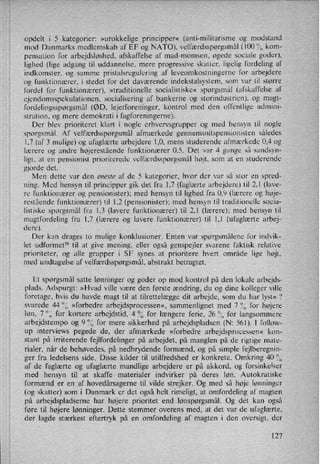 opdelt i 5 kategorier: »urokkelige principper« (anti-militarisme og modstand
mod Danmarks medlemskab af EF og NATO), velfærdsspørgsmål (100 3,, kom-
pensation for arbejdsløshed, afskaffelse af mad-momsen, øgede sociale goder),
lighed (lige adgang til uddannelse, mere progressive skatter, ligelig fordeling af
indkomster, og samme pristalsregulering af Ieveomkostningerne for arbejdere
og funktionærer, i stedet for det daværende indekstalsystem, som var til større
fordel for funktionærer), »traditionelle socialistiske« spørgsmål (afskaffelse af
ejendomsspekulationen, socialisering af bankerne og storindustrien), og magt-
fordelingsspørgsmål (ØD, lejerforeninger, kontrol med den offentlige admini-
stration, og mere demokrati i fagforeningerne).
Der blev prioriteret klart i nogle erhvervsgrupper og med hensyn til nogle
spørgsmål. Af velfærdsspørgsmål afmærkede gennemsnitspensionisten således
1,7 (af 3 mulige) og ufaglærte arbejdere 1,0, mens studerende afmærkede 0,4 og
lærere og andre højerestående funktionærer 0,5. Det var 4 gange så sandsyn-
ligt. at en pensionist prioriterede velfærdsspørgsmål højt, som at en studerende
gjorde det.
Men dette var den eneste af de 5 kategorier, hvor der var så stor en spred-
ning. Med hensyn til principper gik det fra 1,7 (faglærte arbejdere) til 2,1 (lave-
re funktionærer og pensionister): med hensyn til lighed fra 0,9 (lærere og høje-
restående funktionærer) til 1,2 (pensionister); med hensyn til traditionelle socia-
listiske spørgsmål fra 1,3 (lavere funktionærer) til 2,1 (lærere); med hensyn til
magtfordeling fra 1,7 (lærere og lavere funktionærer) til 1,1 (ufaglærte arbej-
dere).
Der kan drages to mulige konklusioner. Enten var spørgsmålene for indvik-
let udformet58 til at give mening, eller også genspejler svarene faktisk relative
prioriteter, og alle grupper i SF synes at prioritere hvert område lige højt,
med undtagelse af velfærdsspørgsmål, abstrakt betragtet.
Et spørgsmål satte lønninger og goder op mod kontrol på den lokale arbejds-
plads. Adspurgt: »Hvad ville være den første ændring, du og dine kolleger ville
foretage, hvis du havde magt til at tilrettelægge dit arbejde, som du har lyst« '?
svarede 44 “1,»forbedre arbejdsprocessen«, sammenlignet med 7 °/,,for højere
løn, 7 “5 for kortere arbejdstid, 4°,l for længere ferie, 26 °/,,for langsommere
arbejdstempo og 9 ”0for mere sikkerhed på arbejdspladsen (N: 561). l follow-
up interviews pegede de, der afmærkede »forbedre arbejdsprocessen« kon-
stant på irriterende fejlfordelinger på arbejdet, på manglen på de rigtige mate-
rialer, når de behøvedes, på nedbrydende formænd, og på simple fejlberegnin-
ger fra ledelsens side. Disse kilder til utilfredshed er konkrete. Omkring 40 3⁄0
af de faglærte og ufaglærte mandlige arbejdere er på akkord, og forsinkelser
med hensyn til at skaffe materialer indvirker på deres løn. Autokratiske
formænd er en af hovedårsagerne til vilde strejker. Og med så høje lønninger
(og skatter) som i Danmark er det også helt rimeligt, at omfordeling af magten
på arbejdspladserne har højere prioritet end lønspørgsmål. Og dét kan også
føre til højere lønninger. Dette stemmer overens med, at det var de ufaglærte,
der lagde stærkest eftertryk på en omfordeling af magten i den oversigt, der
127
 