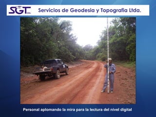 Servicios de Geodesia y Topografia Ltda. Personal aplomando la mira para la lectura del nivel digital   