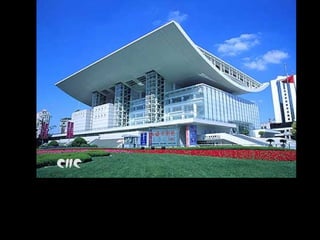 Shanghai não está diretamente no mar (a costa está a 40 quilômetros),  a proximidade da desembocadura do Yangzi (a 20 quilômetros) faz que a cidade tenha uns índices de umiedade elevados durante todo o ano. Tem um clima com estações marcadas. O período de chuvas concentra-se em maio e outono, com os monções. No verão podem-se superar os 40º C e no invernos costumam ser a zero graus.  ,0 