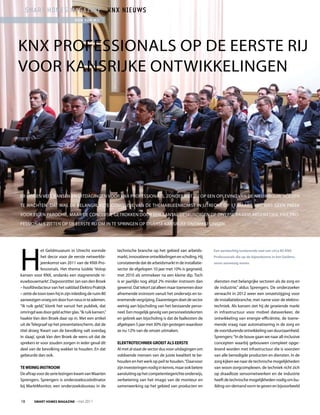 smart homes magazine KnX nieuws
                                 rob van mil




KNX ProfESSIoNAlS oP DE EErSTE rIJ
Voor KANSrIJKE oNTwIKKElINGEN




Er lIGGEN VEEl KANSEN EN UITDAGINGEN Voor KNX ProfESSIoNAlS, zoNDEr DAT zIJ oP EEN oPlEVING VAN DE NIEUwBoUw HoEVEN

TE wAcHTEN. DAT wAS DE BElANGrIJKSTE coNclUSIE VAN DE THEMABIJEENKoMST IN UTrEcHT oP 17 MAArT. HET wAS GEEN PrEEK

Voor EIGEN PArocHIE, MAAr DE coNclUSIE GETroKKEN Door EEN AANTAl DESKUNDIGEN oP DIVErSE rAAKVlAKGEBIEDEN. KNX Pro-

fESSIoNAlS zITTEN oP DE EErSTE rIJ oM IN TE SPrINGEN oP DIVErSE KANSrIJKE oNTwIKKElINGEN.




H
             et Geldmuseum in Utrecht vormde            technische branche op het gebied van arbeids-         Een aandachtig luisterende zaal van circa 85 KNX
             het decor voor de eerste netwerkbi-        markt, innovatieve ontwikkelingen en scholing. Hij    Professionals die op de bijeenkomst in het Geldmu-
             jeenkomst van 2011 van de KNX-Pro-         constateerde dat de arbeidsmarkt in de installatie-   seum aanwezig waren.
             fessionals. Het thema luidde ‘Volop        sector de afgelopen 10 jaar met 10% is gegroeid,
kansen voor KNX, ondanks een stagnerende ni-            met 2010 als ommekeer na een kleine dip. Toch
euwbouwmarkt’. Dagvoorzitter Jan van den Broek          is er jaarlijks nog altijd 2% minder instroom dan     diensten met belangrijke sectoren als de zorg en
– hoofdredacteur van het vakblad Elektro Praktijk       gewenst. Dat tekort zal alleen maar toenemen door     de industrie,” aldus Sprengers. De onderzoeker
– zette de toon toen hij in zijn inleiding de ruim 80   afnemende instroom vanuit het onderwijs en to-        verwacht in 2012 weer een omzetstijging voor
aanwezigen vroeg om door hun neus in te ademen.         enemende vergrijzing. Daarentegen doet de sector      de installatiebranche, met name voor de elektro-
“Ik ruik geld,” klonk het vanuit het publiek, dat       weinig aan bijscholing van het bestaande perso-       techniek. Als kansen ziet hij de groeiende markt
omringd was door geld achter glas. “Ik ruik kansen,”    neel. Een mogelijk gevolg van personeelstekorten      in infrastructuur voor mobiel dataverkeer, de
haakte Van den Broek daar op in. Met een artikel        en gebrek aan bijscholing is dat de faalkosten de     ontwikkeling van energie-efficiëntie, de toene-
uit de Telegraaf op het presentatiescherm, dat de       afgelopen 5 jaar met 30% zijn gestegen waardoor       mende vraag naar automatisering in de zorg en
titel droeg ‘Kwart van de bevolking valt overdag        ze nu 12% van de omzet uitmaken.                      de voortdurende ontwikkeling van duurzaamheid.
in slaap’, sprak Van den Broek de wens uit dat de                                                             Sprengers: “In de bouw gaan we naar all-inclusive
sprekers er voor zouden zorgen in ieder geval dit       elektrotecHniek groeit alS eerSte                     concepten waarbij gebouwen compleet opge-
deel van de bevolking wakker te houden. En dat          Al met al staat de sector dus voor uitdagingen om     leverd worden met infrastructuur die is voorzien
gebeurde dan ook.                                       voldoende mensen van de juiste kwaliteit te be-       van alle benodigde producten en diensten. In de
                                                        houden en het werk op peil te houden. “Daarvoor       zorg kijken we naar de technische mogelijkheden
te weinig inStroom                                      zijn investeringen nodig in kennis, maar ook betere   van woon-zorgcomplexen, de techniek richt zich
De aftrap voor de serie lezingen kwam van Maarten       aansluiting op het competentiegerichte onderwijs,     op draadloze sensornetwerken en de industrie
Sprengers. Sprengers is onderzoekscoördinator           verbetering van het imago van de monteur en           heeft de technische mogelijkheden nodig om bu-
bij MarktMonitor, een onderzoeksbureau in de            samenwerking op het gebied van producten en           ilding-on-demand vorm te geven en bijvoorbeeld


18      Smart HomeS magazine - mei 2011
 