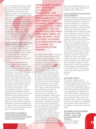 não se utilizam técnicas térmicas. A gente   “QuAndo FoMos à euRoPA                        gesto, psicomotricidade, para ver se os
deveria se submeter mais ao calor, fazer     coM o esPetáculo,                             níveis de concentração, de reflexão, de
banhos quente e frios, para modificar                                                      elaboração deles melhoravam.
a temperatura do corpo, técnica que
                                             os Meninos Me
substitui um pouco o tempo em que não        PeRguntAvAM: “PoR                             Como responderam ao treinamento?
se faz exercício. Nós precisaríamos adotar   Que essA PlAteiA cHoRA                        Houve resistência?
mais o vapor da sauna, a escovação,                                                        Resistência sempre tem, porque as pessoas
como disse, a percussão. No escritório,
                                             tAnto QuAndo vê A                             despreparadas fisicamente têm níveis de
precisaríamos bater na musculatura mais      gente dAnÇAR?” e eu                           desconforto corporal alto, e quando se
tensa com um bastãozinho...Precisaríamos     ResPondiA: cHoRA PoRQue                       começa a organizar isso, o mal-estar se
adotar a vibração, que algumas pessoas                                                     amplia. Se eu tenho o vício de inspirar
estão experimentando ao subir em
                                             o FilHo deles, Que é MAis                     dilatando a barriga ou colocando o peito
“Power Plates”. Precisaríamos adotar o       PRivilegiAdo, não tocA                        para a frente, quando faço posições
desequilíbrio, subir em pranchas que         instRuMento, não dAnÇA                        arredondadas me sinto sufocado, porque
desequilibram, que nos fazem correr o                                                      não sei respirar nas costelas. O mesmo
risco de cair.Tudo isso é tecnologia ainda   e não cAntA. PoRQue, no                       se vê em um bebê com patologias graves
distante para a maioria, mas tudo isso nos   Fundo, no Fundo, todAs                        quando é tratado por um terapeuta:
deixa inteligentes, nos deixa alertas.       As PessoAs gostARiAM                          quando o profissional introduz posturas
                                                                                           nesse bebe, ele as recusa, aos gritos.
Tem um aspecto revolucionário no seu         de se exPRessAR MelHoR,                       Então, é preciso entender que um bom
método. Em linhas gerais o que é?            de exteRnAR seus                              trabalho de modificação da estrutura
A gente tem palavras proibidas de usar
aqui. Por exemplo, relaxar. Relaxar é
                                             sentiMentos dessA                             de organização psicológica no começo
                                                                                           é conflitante, você mexe com confusão.
perder toda a organização motora. Então,     MAneiRA.”                                     Por isso é importante contar com outros
nós dizemos: equilibre o tônus. Ao invés                                                   profissionais, como assistentes sociais,
de dizermos “solta”, recomendamos:           Sim. A história desse projeto em parceria     psicólogos, educadores. É preciso um
lentamente vá diminuindo a força             com o SESC tem uma base totalmente            conjunto de coisas, como aulas de
muscular, mas mantenha ainda um grau         científica. Eu parti do seguinte: o aluno     canto, de percussão – não na lata, como
de força.                                    que vinha à minha escola até então, era       estão acostumados – mas de percussão
Veja, a palavra é muito importante.          o caucasiano, como eu, você e a maior         fina, com tambor e baqueta...Porque
É preciso explicar o que exatamente          parte da “elite brasileira”, ou seja, assim   quanto maior é o índice de extroversão,
queremos que o aluno faça, para que ele      como eu sou filho de pai italiano e mãe       de descontração, de incapacidade de
realmente comece um trabalho corporal.       libanesa, o outro é filho de pai polonês      concentração do jovem, mais sutilezas
Hoje ainda vemos as pessoas se alongando     e mãe espanhola, o outro é filho de           você tem que propor, que é para dar a
para começar o treino, mas o fato é que      pai português e mãe francesa, e assim         pororoca!
alongamento é um remédio. E como             por diante. Embora seja uma mistura           (risos)
todo remédio, perigoso. Você não toma        de raças, os corpos dos descendentes
remédio, assim, inadvertidamente. Então,     de europeus, especialmente da Europa          Que tipo de sutileza?
é importante alongar-se no meio de uma       meridional, são mais parecidos entre si.      Por exemplo, origami para um
aula e não no começo dela, porque você       E eu queria fazer um estudo científico        brutamontes que faz street dance...Ele
não alonga uma musculatura se ela está       com a “raça brasileira”, que é a fusão        recebe um papelzinho de 5 cm por 5 cm
fria. Por essa razão é que no começo         desses europeus e seus descendentes           e tem que fazer um passarinho. Ora, é
de qualquer atividade física, o que          com o negro e o índio. Eu quis analisar       quase uma provocação! Mas quando isso
recomendamos é a fricção, a escovação,       o desenvolvimento do caboclo. E               é resolvido mecanicamente, ele já está
a vibração...Recomendamos também a           onde ele estava? Na periferia, com            mais preparado para o trabalho com o
organização da face, porque o rosto mexe     outro tipo de corpo, formado com              corpo. Outro exemplo, modelagem no
em funções vitais do sistema nervoso         carências, necessidades e aspectos bons       barro. Mas o que isso tem a ver com o
central, e é fundamental manter essa         também. Então, há 14 anos, quando             gesto dançante? O aluno constrói, ele
vivacidade na face. Veja bem, não tem        comecei a trabalhar em projetos sociais,      modifica o barro e constrói uma forma,
nada a ver com botox! O botox também         experimentei o método de reeducação           tudo isso vai alterando sua sensibilidade
é um ganho, em certas fibromialgias que      do movimento, para complementar o             mais profunda. Tudo é muito técnico e
não soltam, o botox é ótimo para diminuir    que esses adolescentes não conseguiam         neurológico. O criativo vem muito mais
a contração, mas o que queremos ensinar      na escola. Porque da mesma maneira            tarde.
aqui é o uso interno da função.              que a matemática na escola pública
                                             de periferia é ruim, também o é a             Na verdade, esse tipo de trabalho
E esse conceito, esse método, é              educação física e o desenvolvimento da        faz falta a todo mundo,
o mesmo que leva adolescentes                criatividade, que se consegue através         também – e, quem sabe,
carentes, sem nenhuma base anterior          do estímulo da psicomotricidade fina.         principalmente, à elite
de dança, a dançar tão bem?                  Então, esse projeto não se tratou de          brasileira...
                                                                                                                            sHowRooM




                                                                                                                                       11
                                             ensinar uma dancinha para o lazer, mas        Sem dúvida. Imagine o
                                             de fazer uma experiência com música,          ganho de criatividade,
 