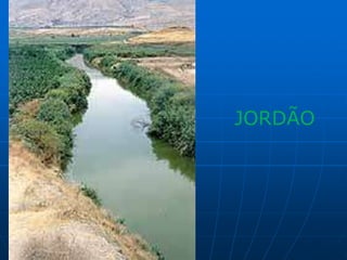 Mar MortoO Mar Morto, um grande lago situado entre Israel e Jordânia, é considerado o lugar habitado mais baixo do planeta, pois está a um 395 metros abaixo do nível do mar. A pressão atmosférica é a mais elevada do planeta e na sua atmosfera há uma taxa de oxigênio 15% superior a do nível do mar. Seu nome vem do fato de só alguns poucos organismo conseguirem sobreviver em suas águas. (extremófilos) A concentração média de sais minerais, nesse mar, é de 280 gramas por litro, quando a média geral do índice de salinização nos mares é de 35 g/l . Isso faz com que a água fique viscosa igual a óleo e uma pessoa não consegue afundar.