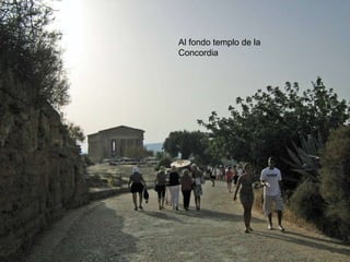 Al fondo templo de la Concordia 
